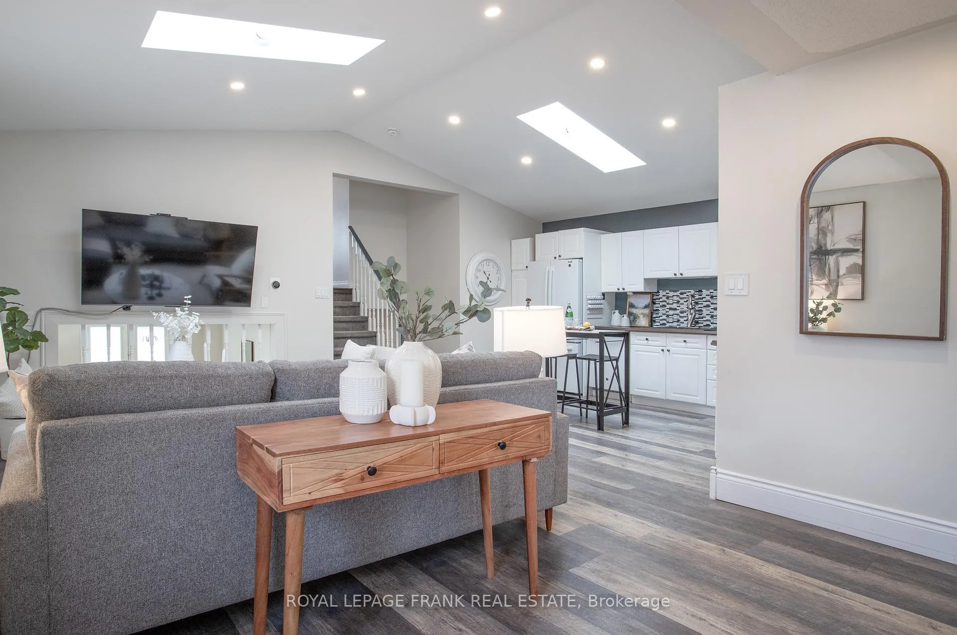 Photo 3 of 35 Dale Park Drive, Clarington, Courtice — HOMEH