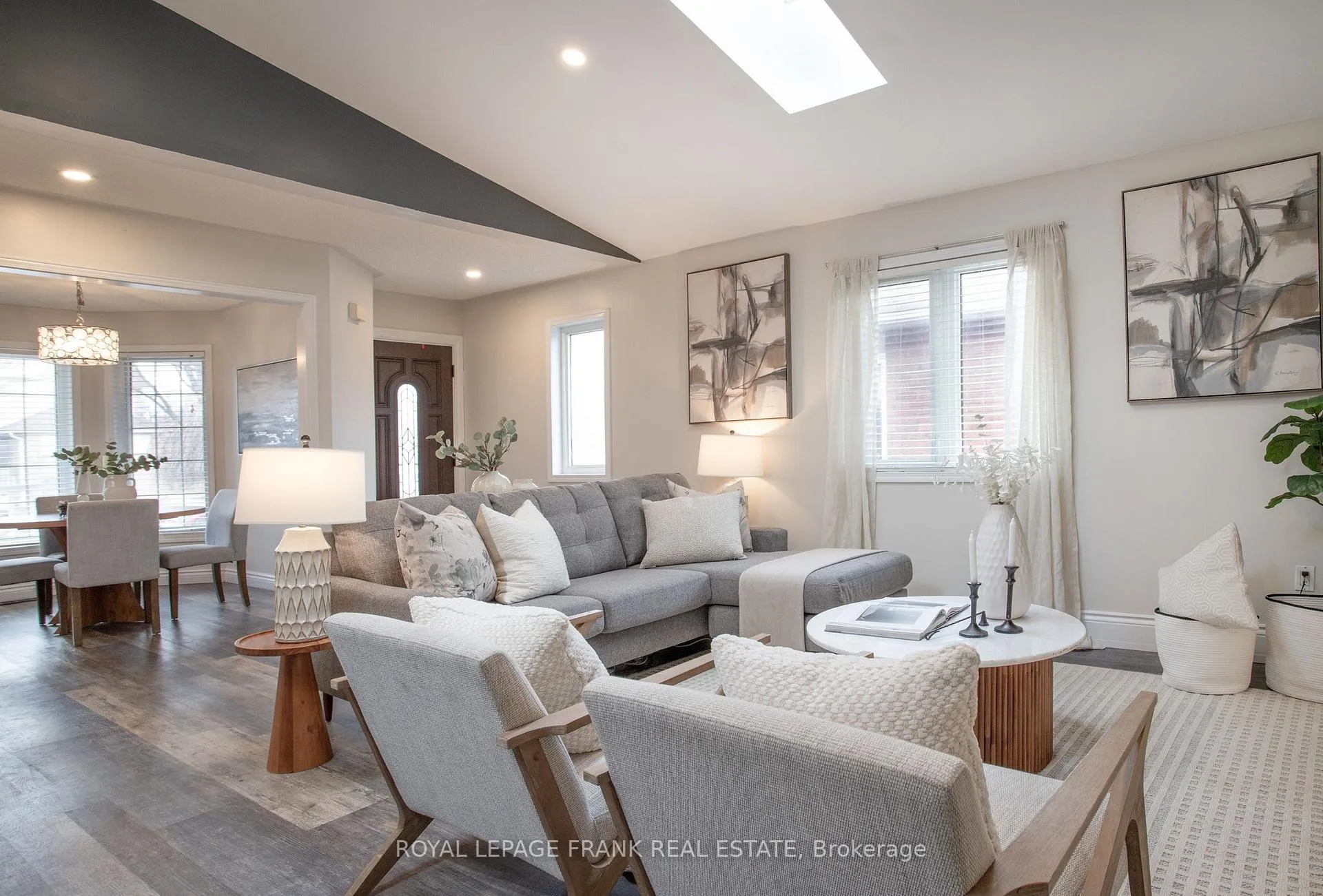 Photo 4 of 35 Dale Park Drive, Clarington, Courtice — HOMEH