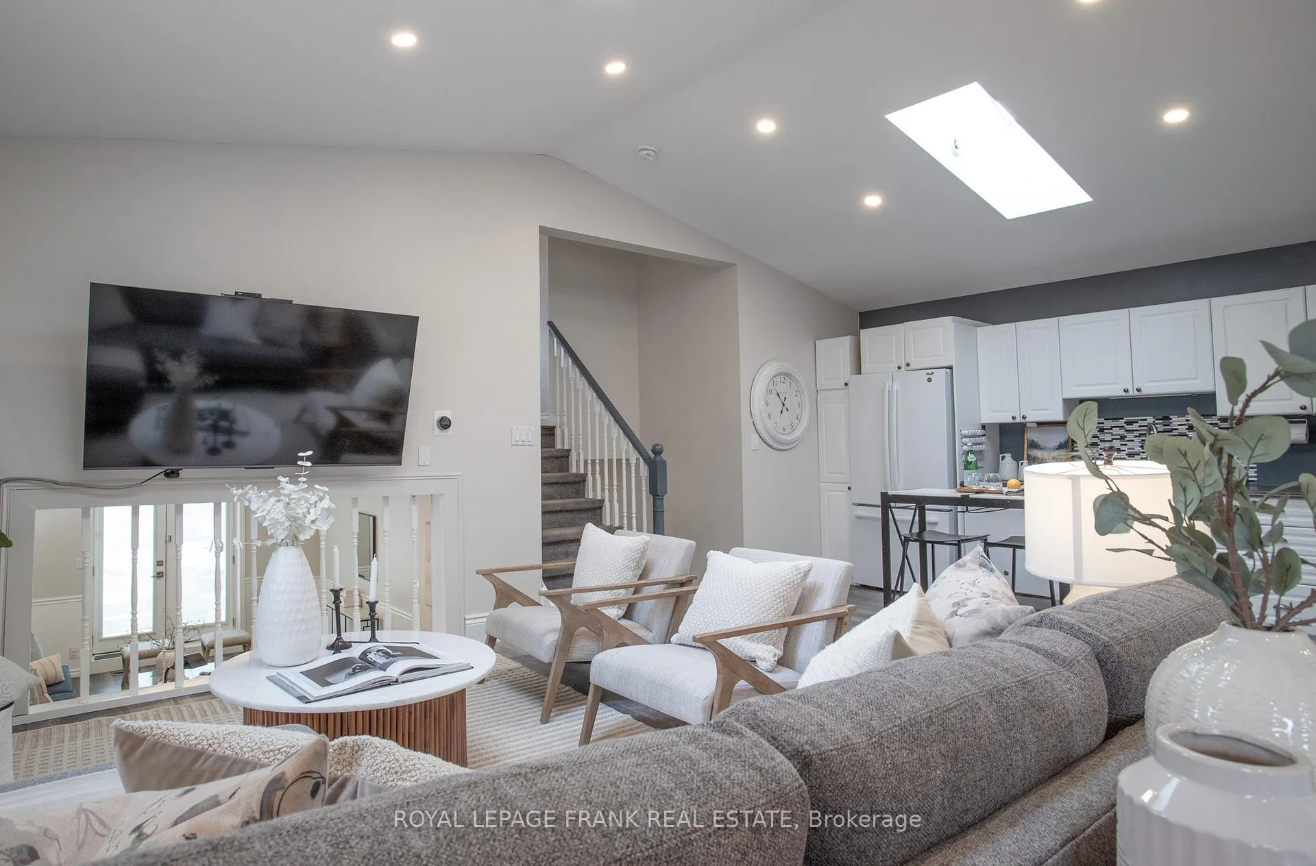 Photo 7 of 35 Dale Park Drive, Clarington, Courtice — HOMEH