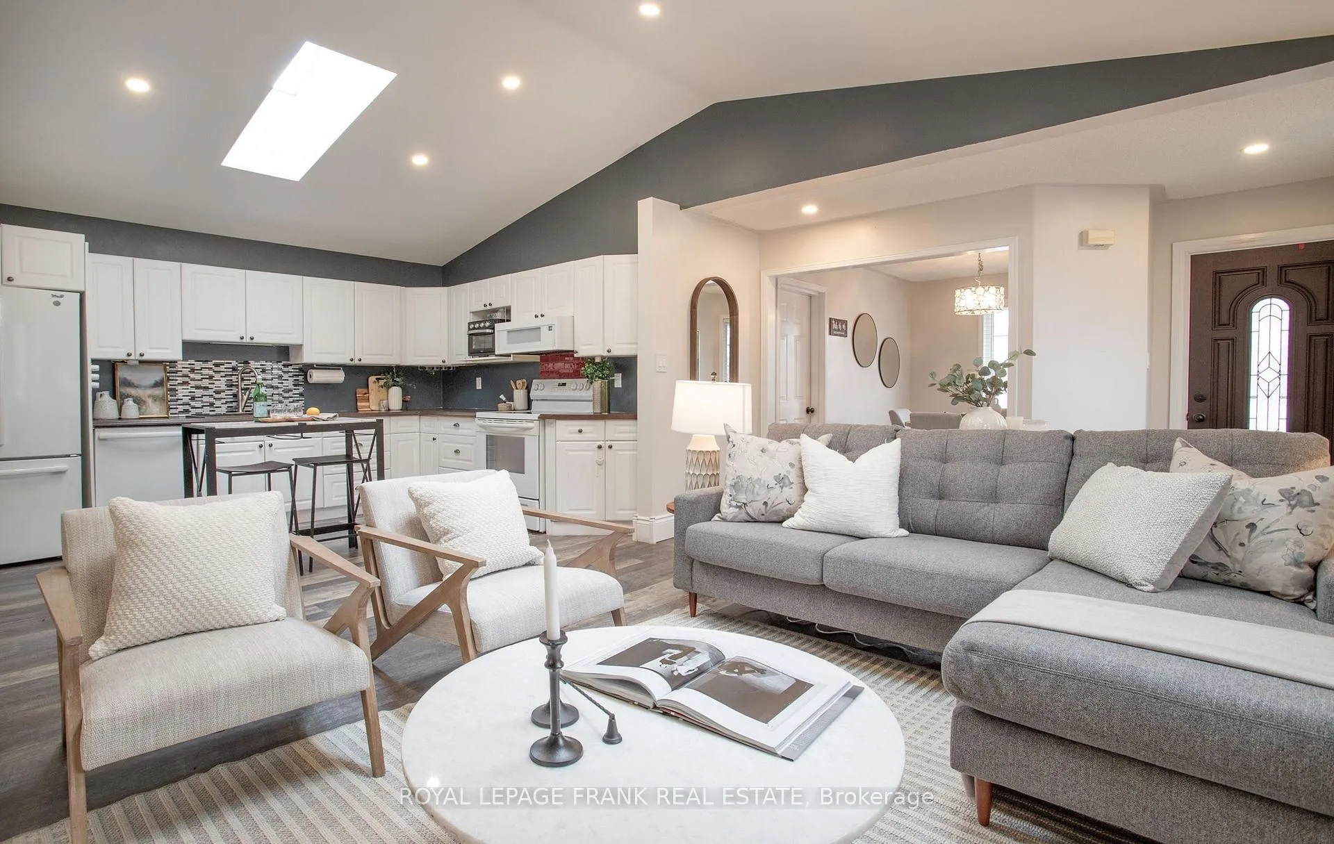 Photo 8 of 35 Dale Park Drive, Clarington, Courtice — HOMEH