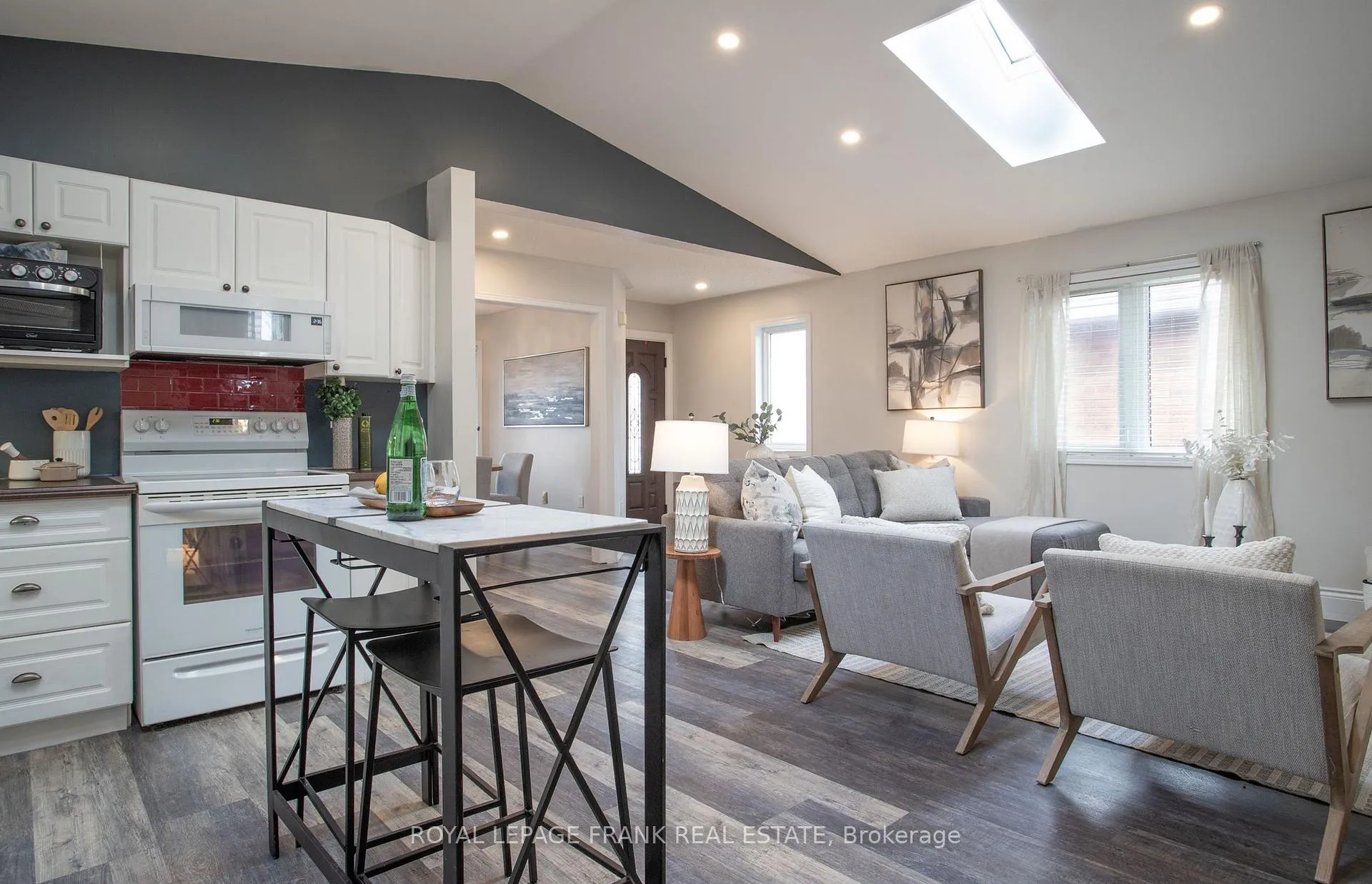 Photo 10 of 35 Dale Park Drive, Clarington, Courtice — HOMEH