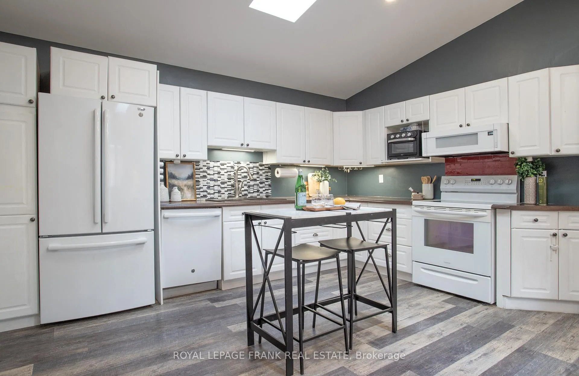 Photo 11 of 35 Dale Park Drive, Clarington, Courtice — HOMEH