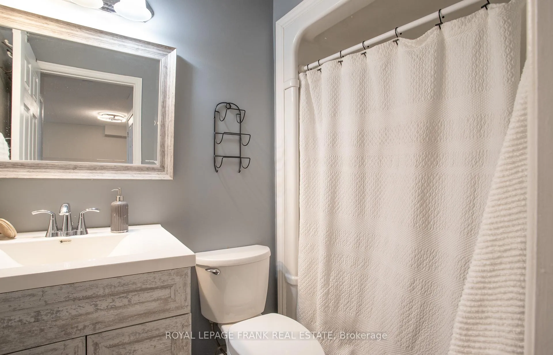 Photo 25 of 35 Dale Park Drive, Clarington, Courtice — HOMEH