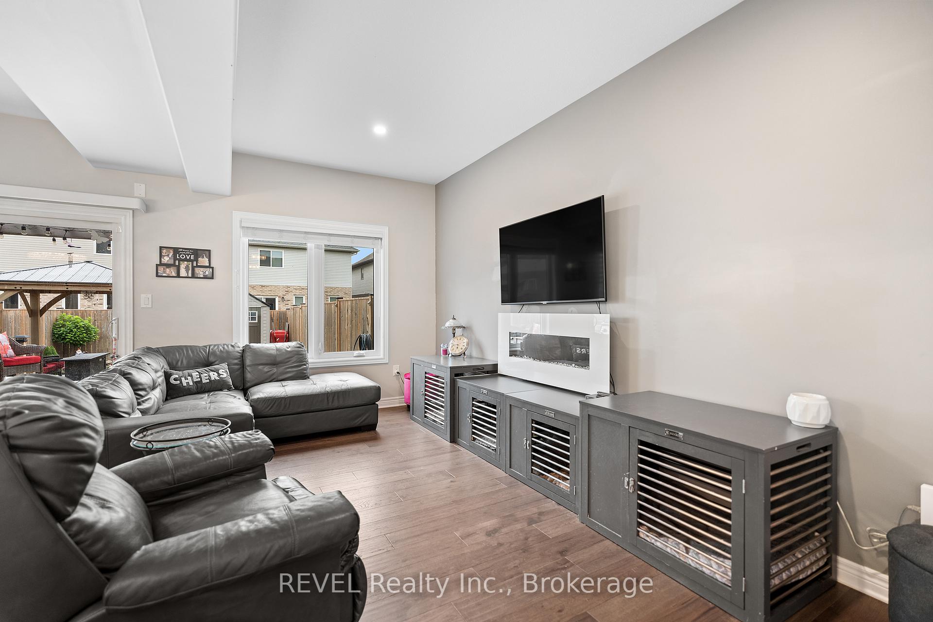 Photo 12 of 10 Harmony Way, Thorold, Rolling Meadows — HOMEH
