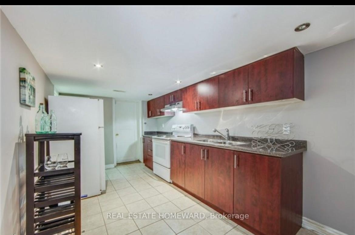 Photo 5 of Unit Lower, 174 Coxwell Avenue, Toronto, Greenwood-Coxwell — HOMEH