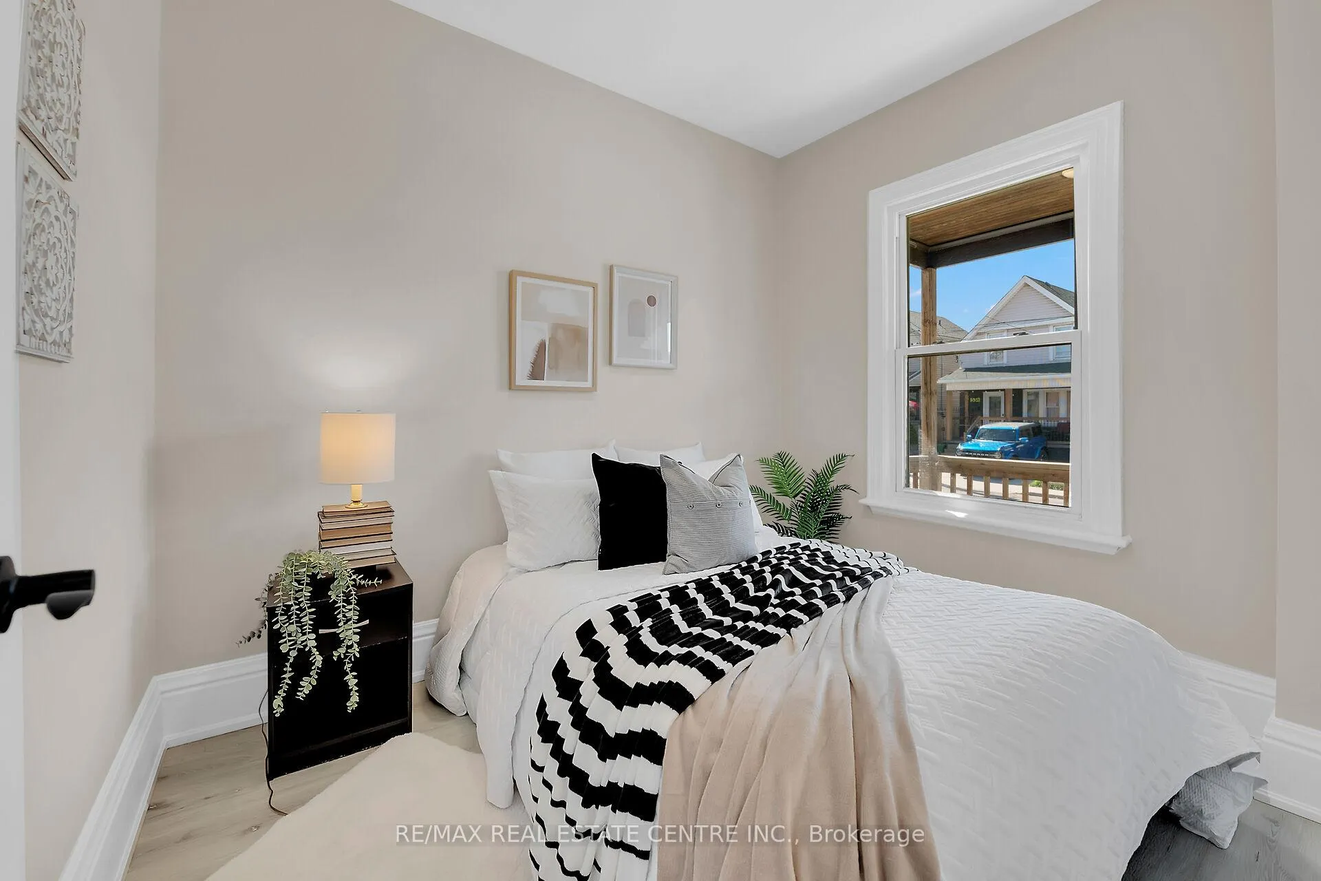 Photo 12 of 70 Robins Avenue, Hamilton, Crown Point — HOMEH