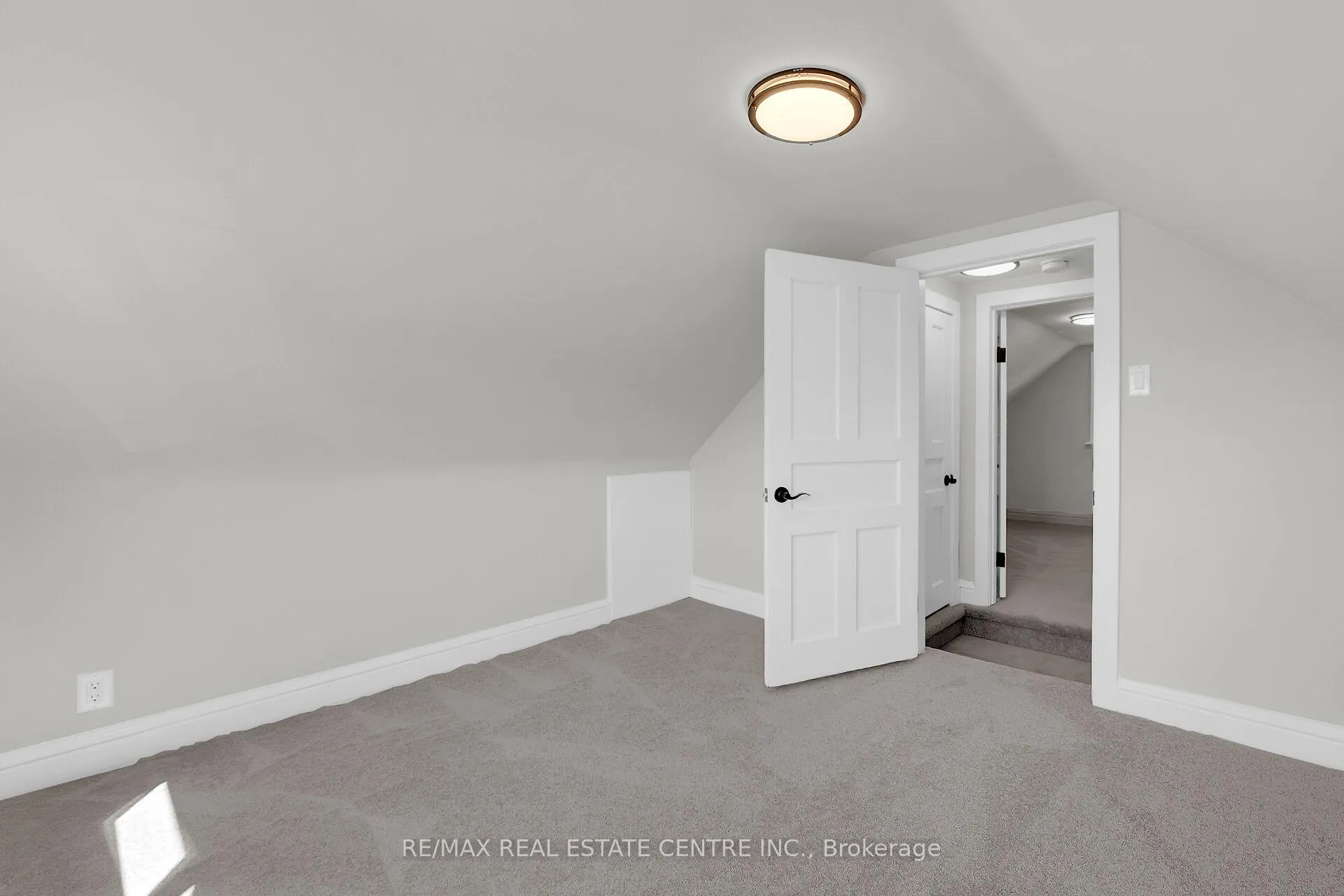 Photo 20 of 70 Robins Avenue, Hamilton, Crown Point — HOMEH