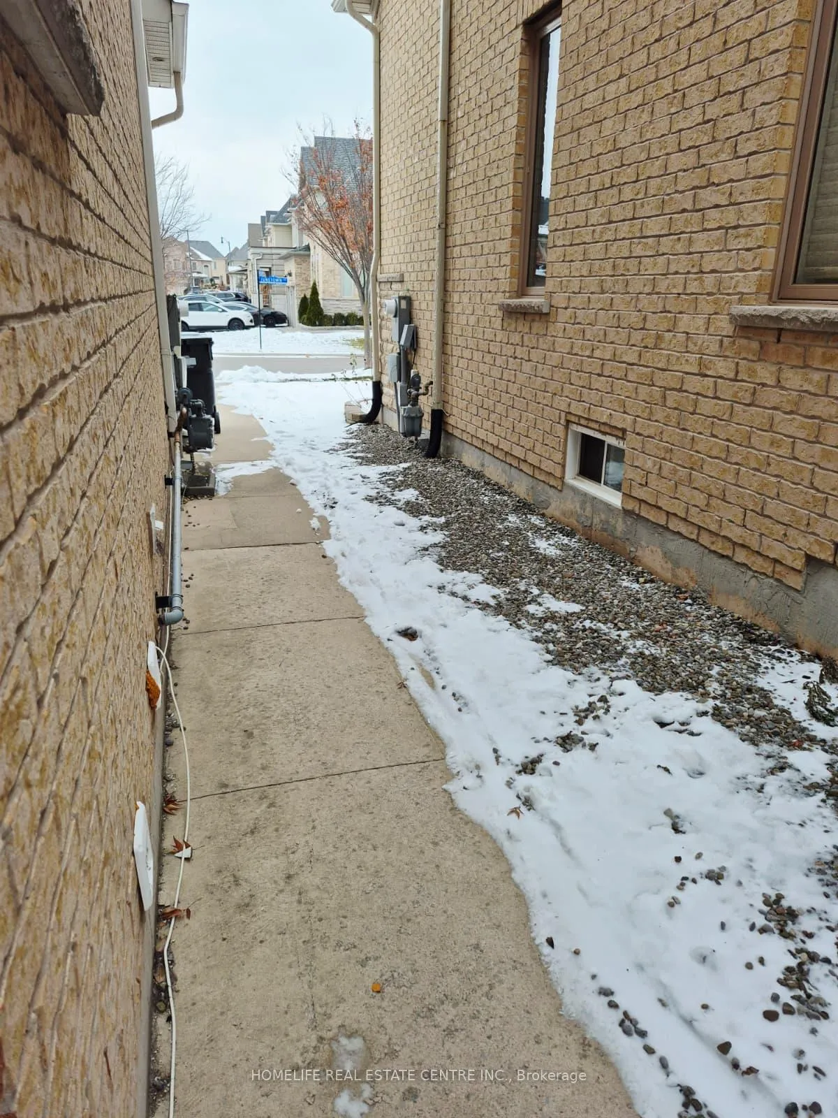 Photo 3 of 12 Junetown Circle, Brampton, Credit Valley — HOMEH