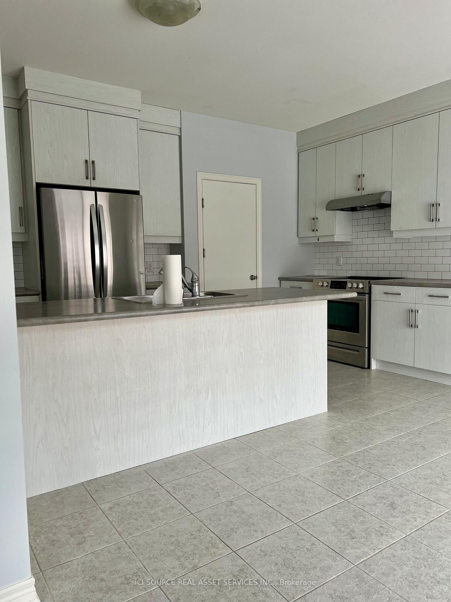 Front of Unit Upper, 6 Darling Avenue