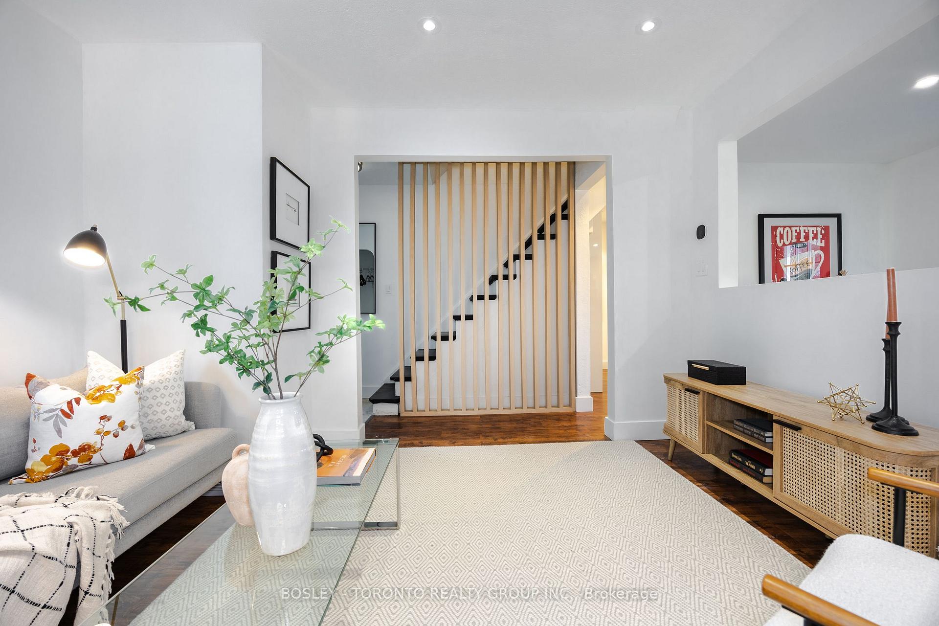 Photo 5 of 328 Chisholm Avenue, Toronto, Woodbine-Lumsden — HOMEH