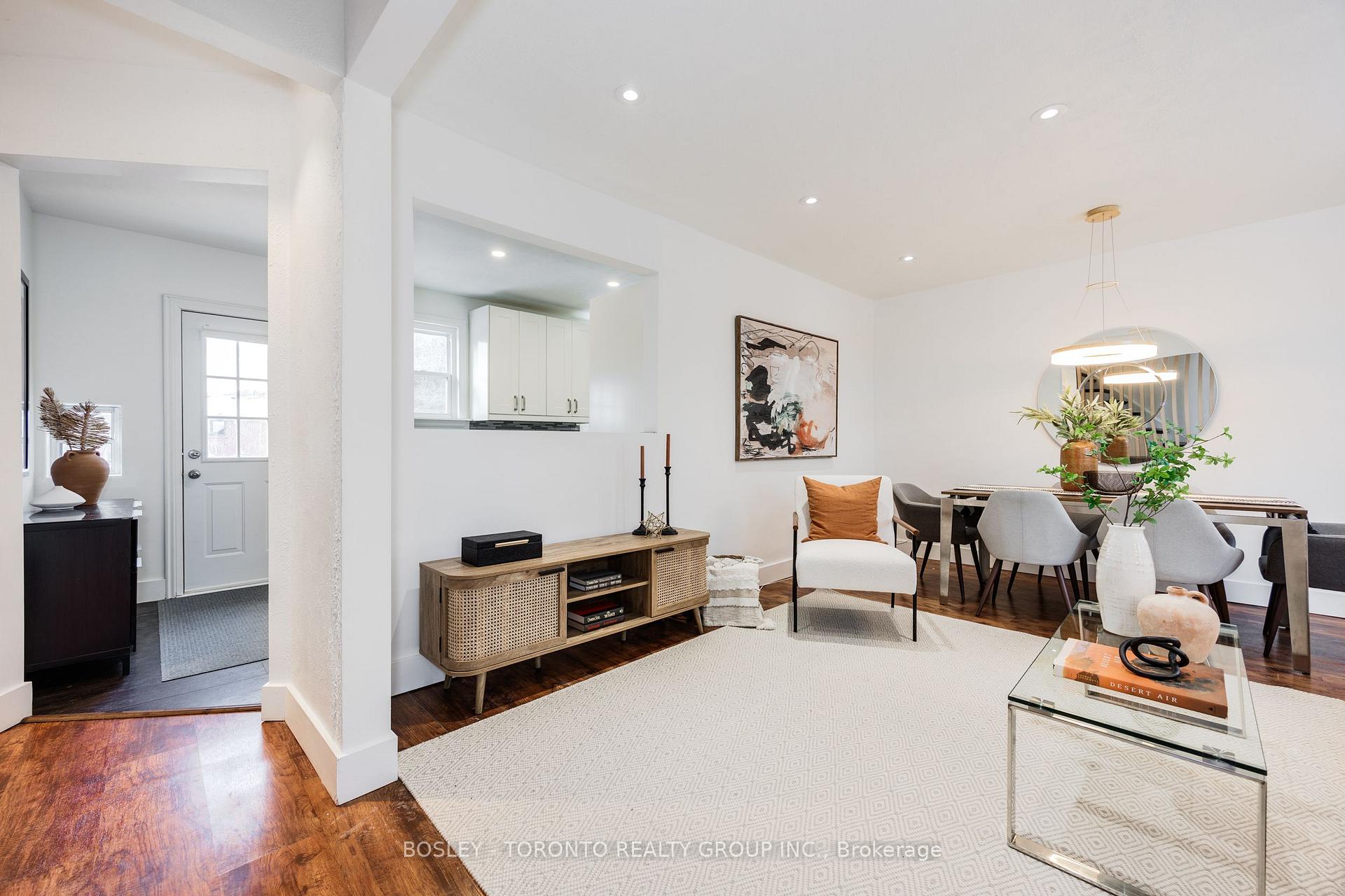 Photo 8 of 328 Chisholm Avenue, Toronto, Woodbine-Lumsden — HOMEH