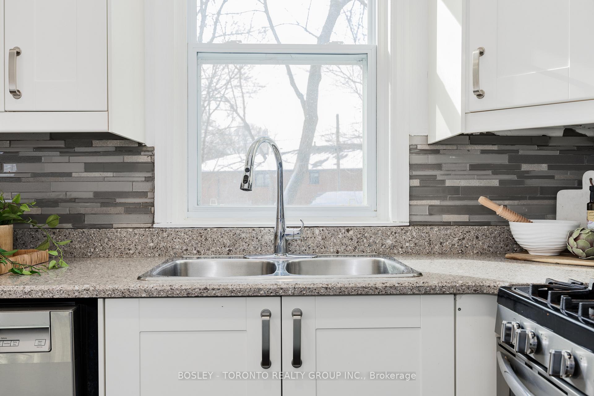 Photo 10 of 328 Chisholm Avenue, Toronto, Woodbine-Lumsden — HOMEH