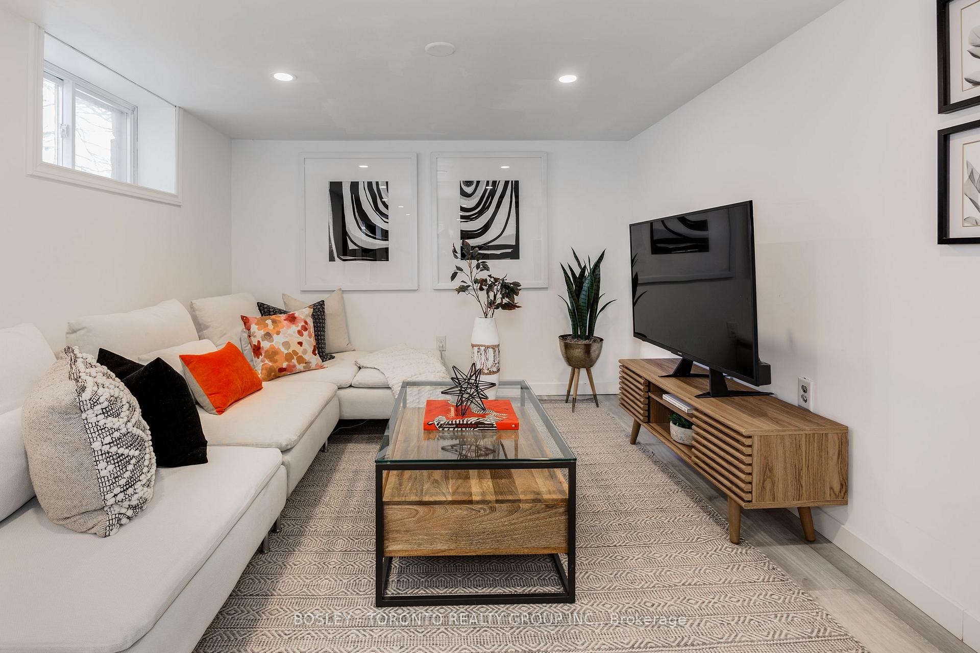 Photo 35 of 328 Chisholm Avenue, Toronto, Woodbine-Lumsden — HOMEH
