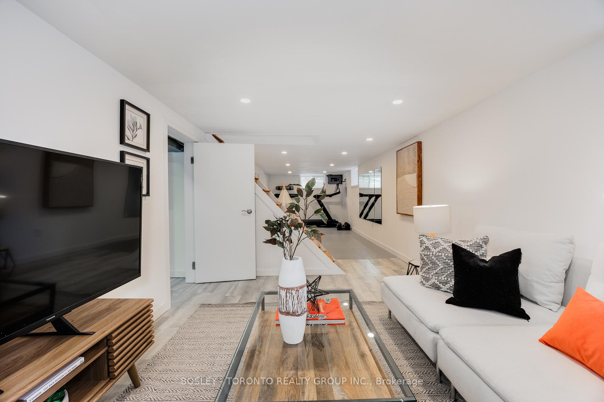 Photo 36 of 328 Chisholm Avenue, Toronto, Woodbine-Lumsden — HOMEH