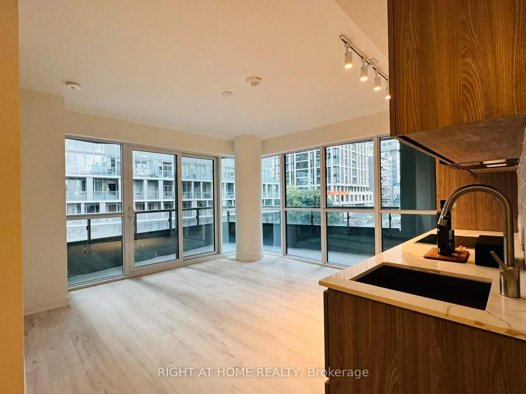 Photo 6 of Unit 303, 110 Broadway Avenue, Toronto, Mount Pleasant West — HOMEH