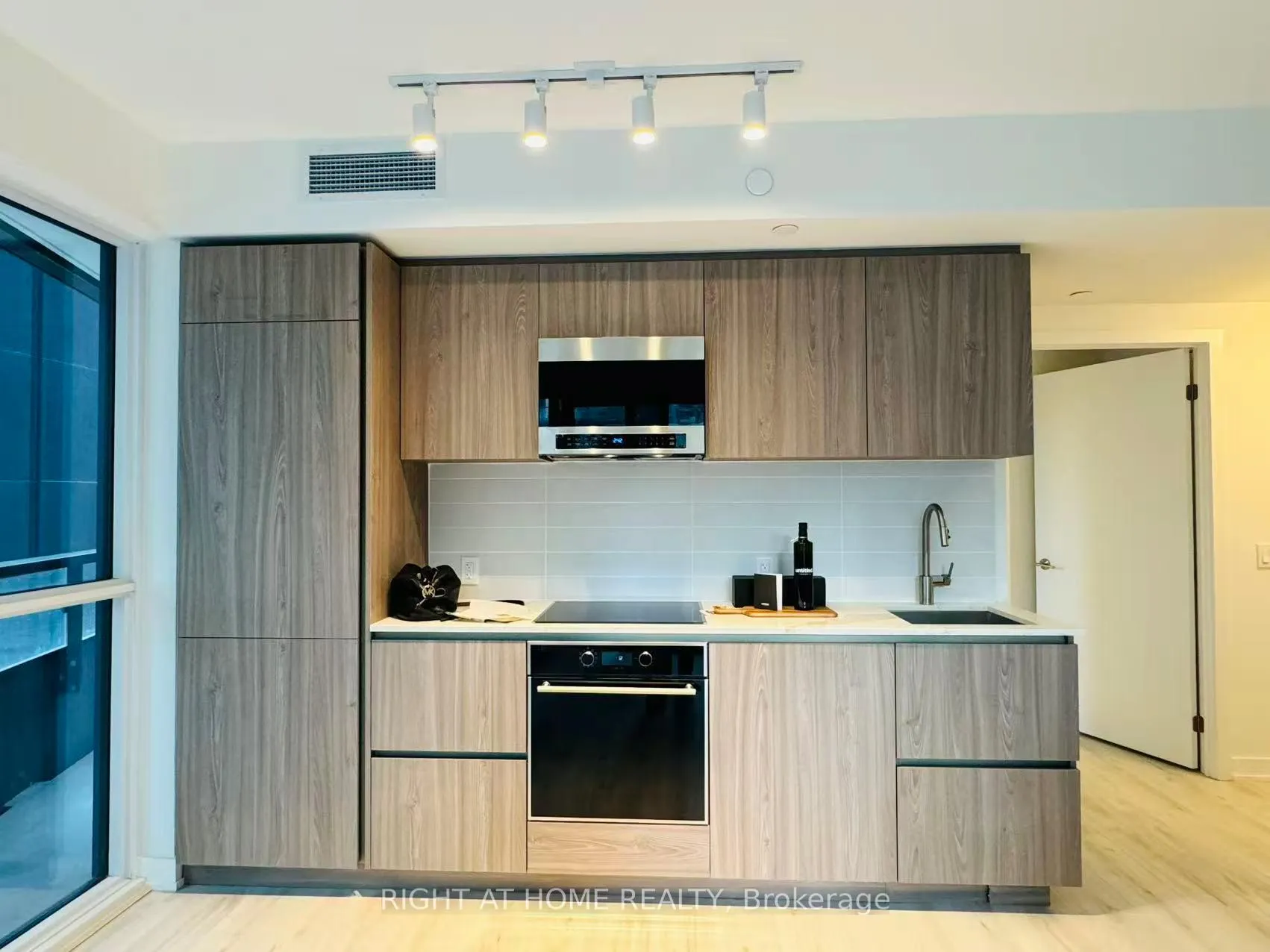 Photo 9 of Unit 303, 110 Broadway Avenue, Toronto, Mount Pleasant West — HOMEH