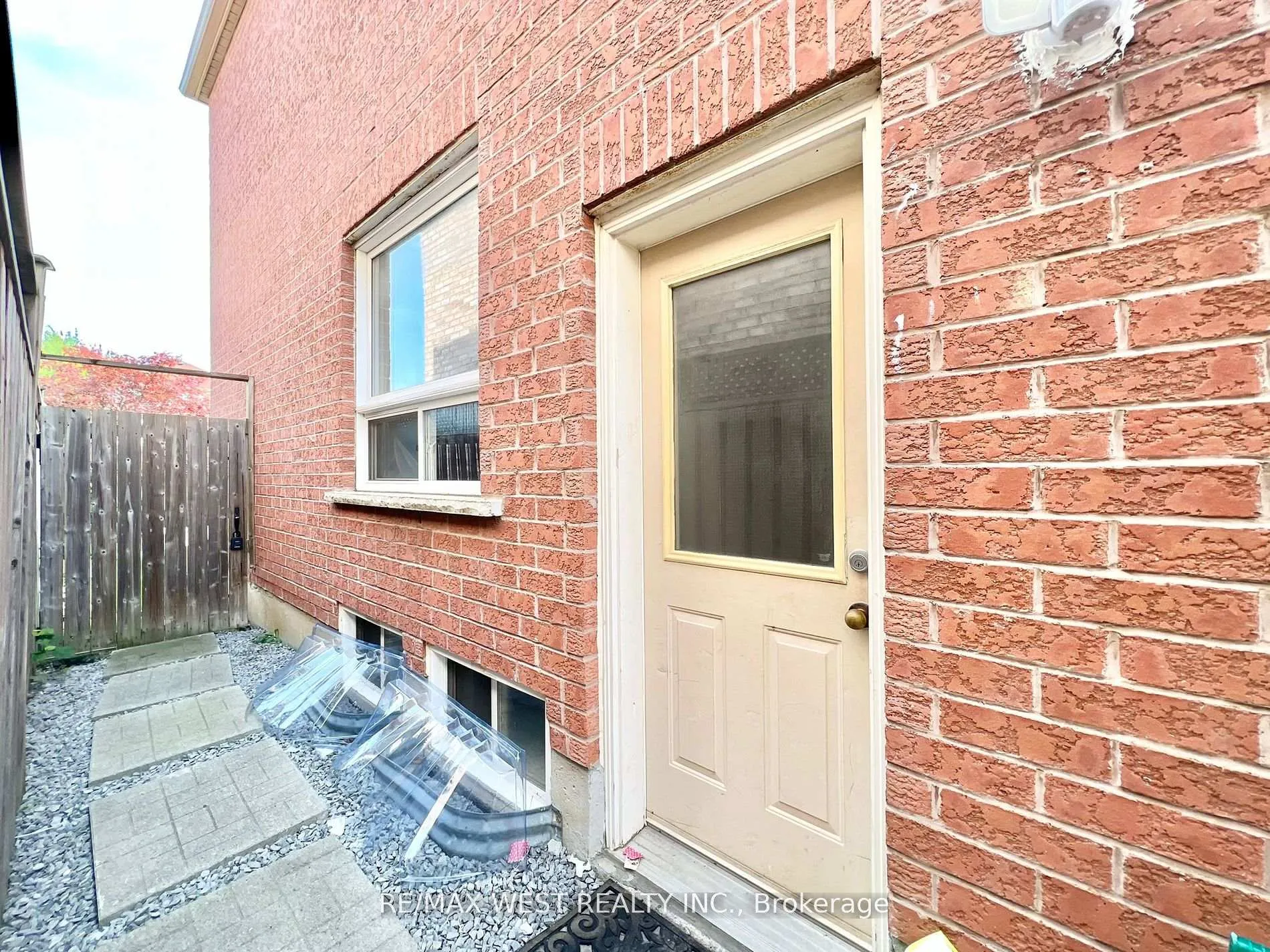 Photo 2 of Unit Bsmt, 53 Longueuil Place, Whitby, Pringle Creek — HOMEH