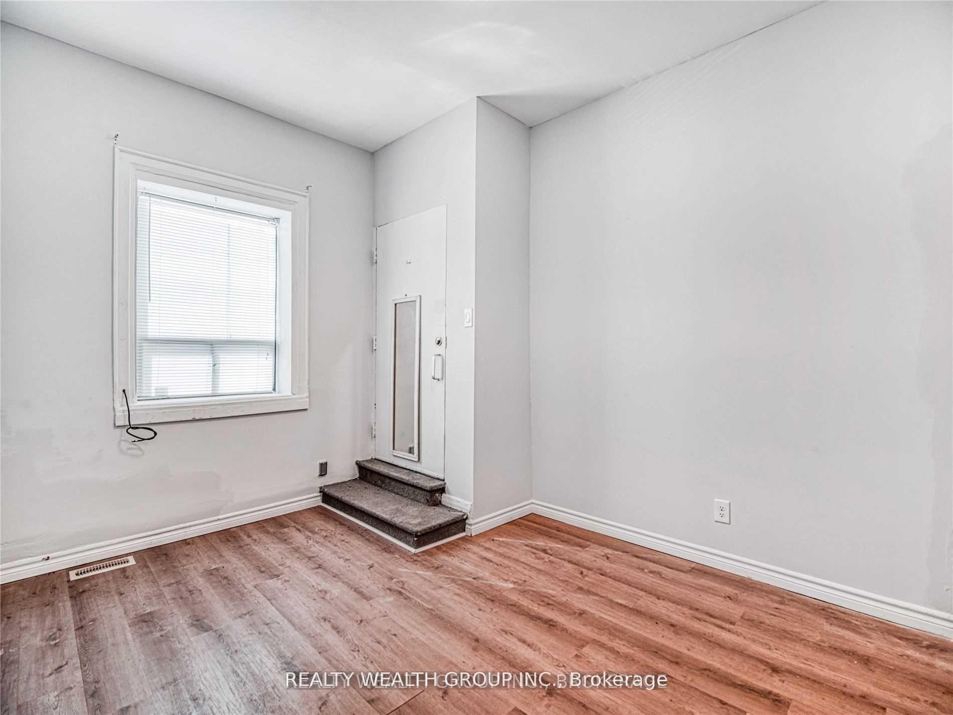 Photo 5 of Unit Unit B, 185 Eglinton Avenue, Toronto, Yonge-Eglinton — HOMEH