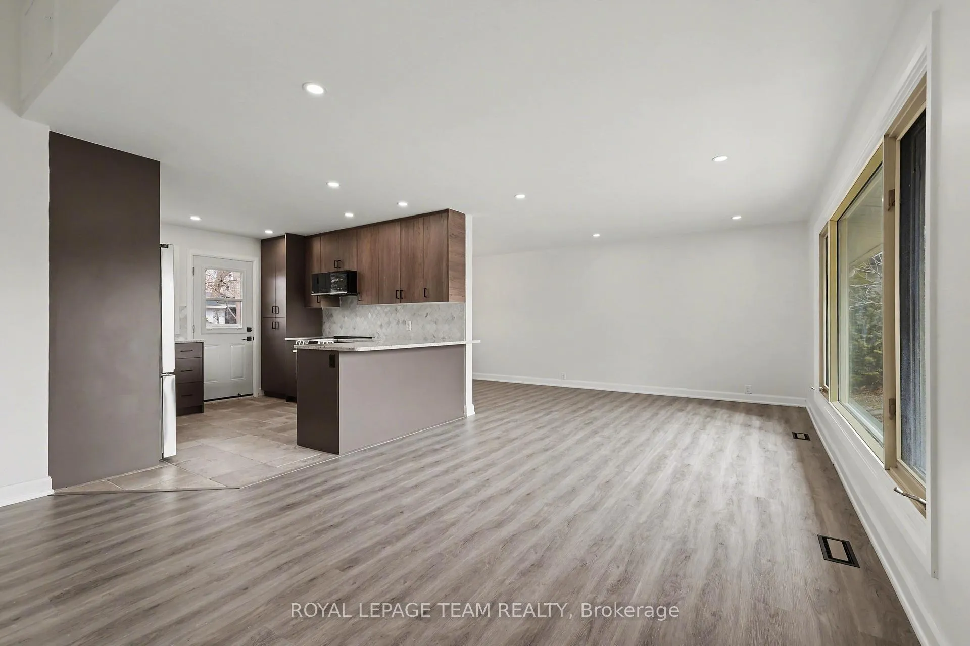 Photo 6 of 9 Greenwich Avenue, Ottawa, City View/Skyline/Fisher Heights/Parkwood Hills — HOMEH