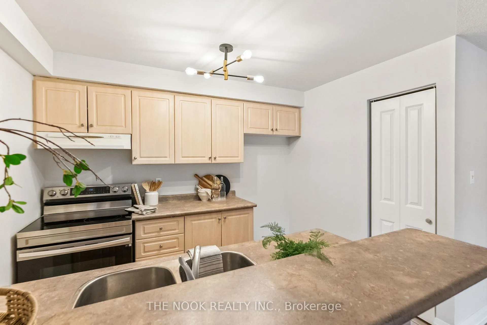 Photo 6 of Unit 310, 98 Aspen Springs Drive, Clarington, Bowmanville — HOMEH