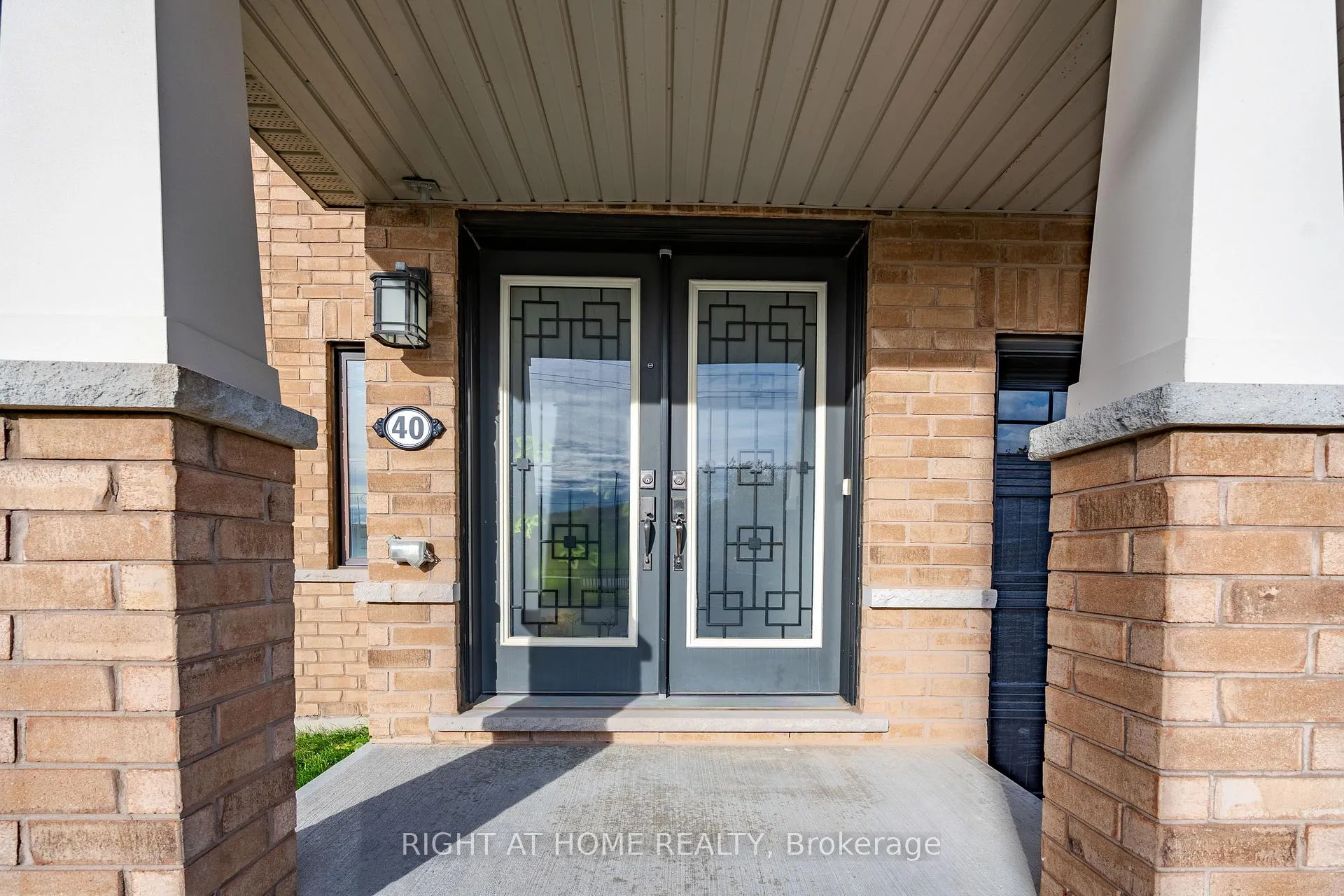 Photo 2 of 40 Hedges Crescent, Hamilton, Stoney Creek Mountain — HOMEH