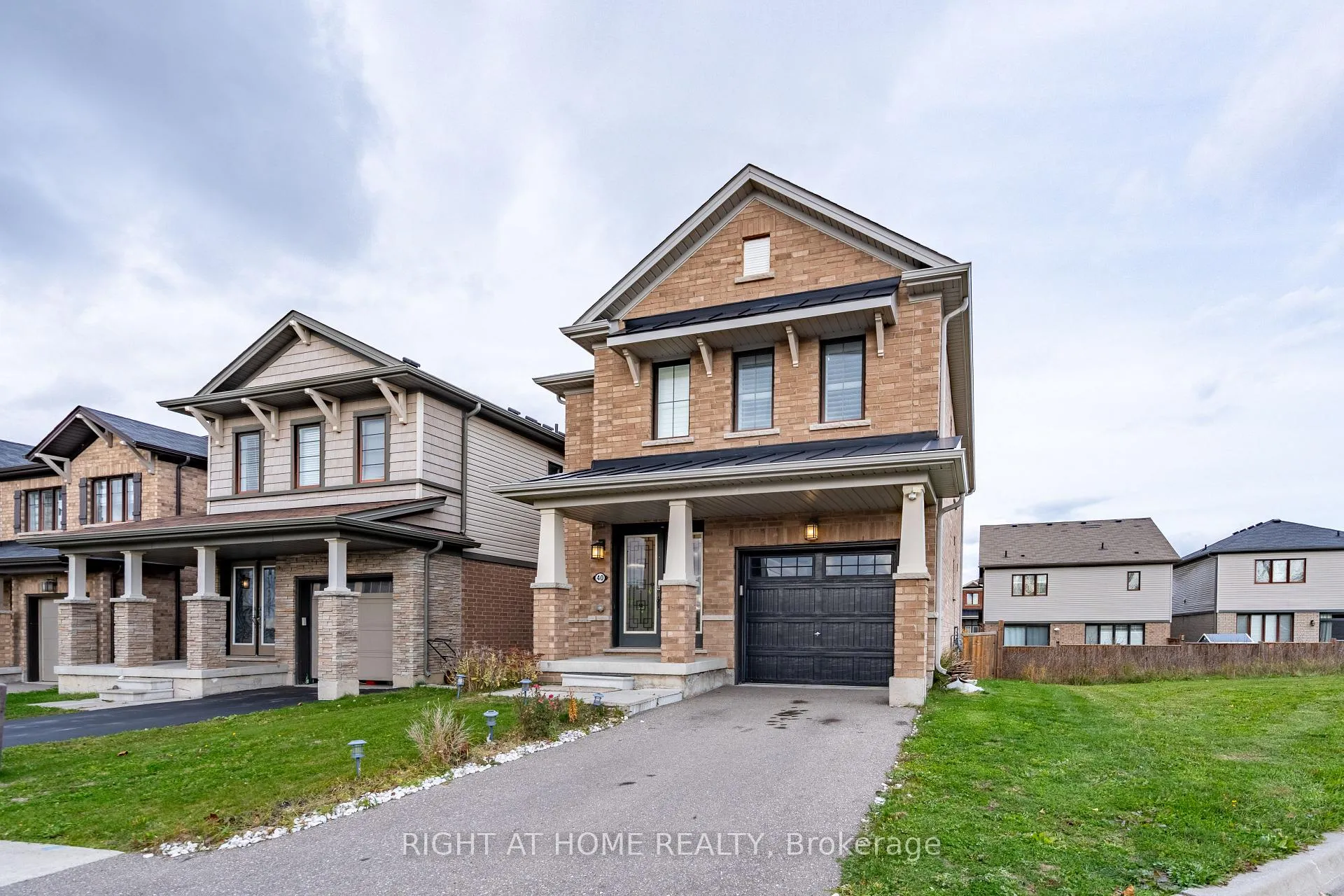 Photo 3 of 40 Hedges Crescent, Hamilton, Stoney Creek Mountain — HOMEH