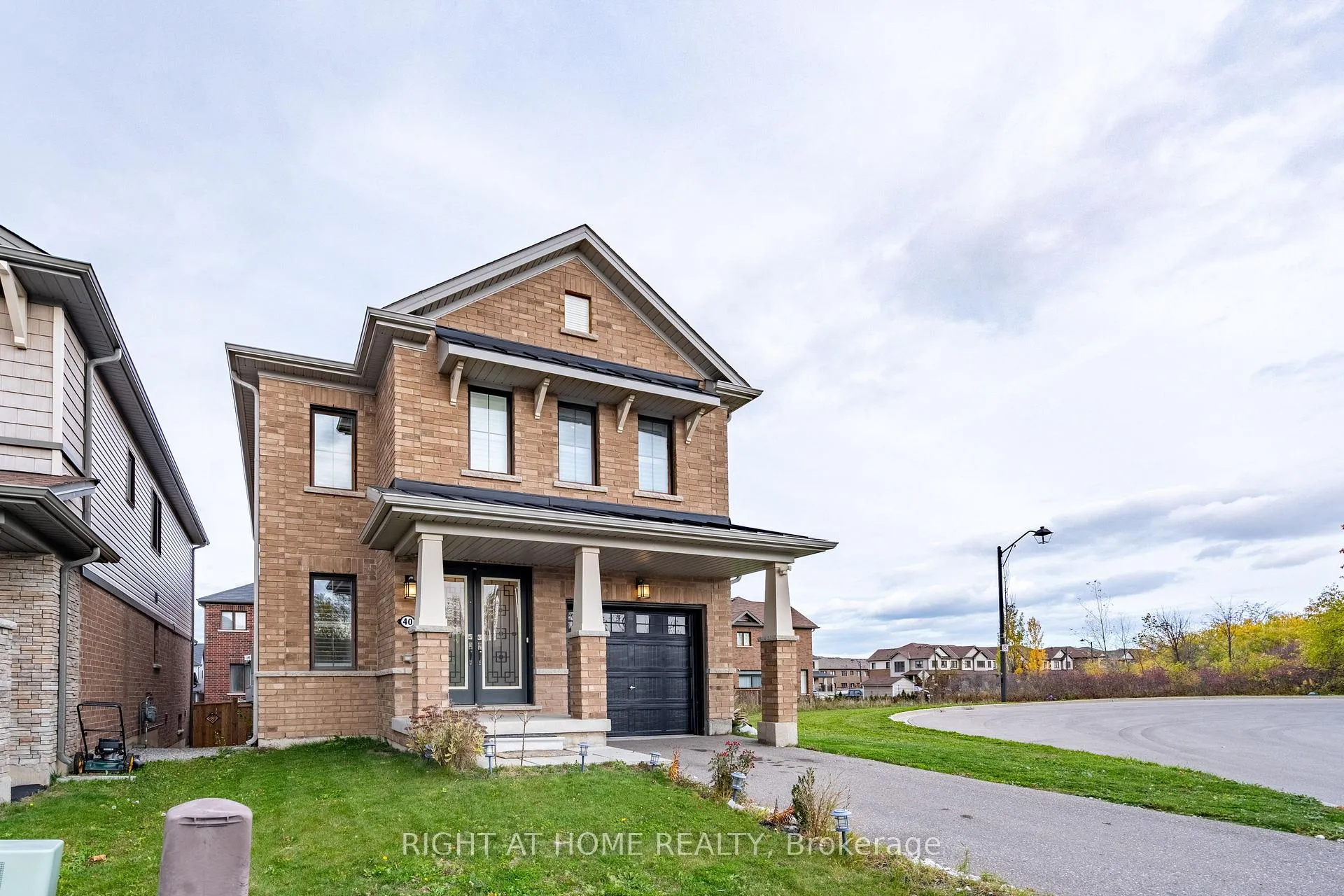 Photo 4 of 40 Hedges Crescent, Hamilton, Stoney Creek Mountain — HOMEH