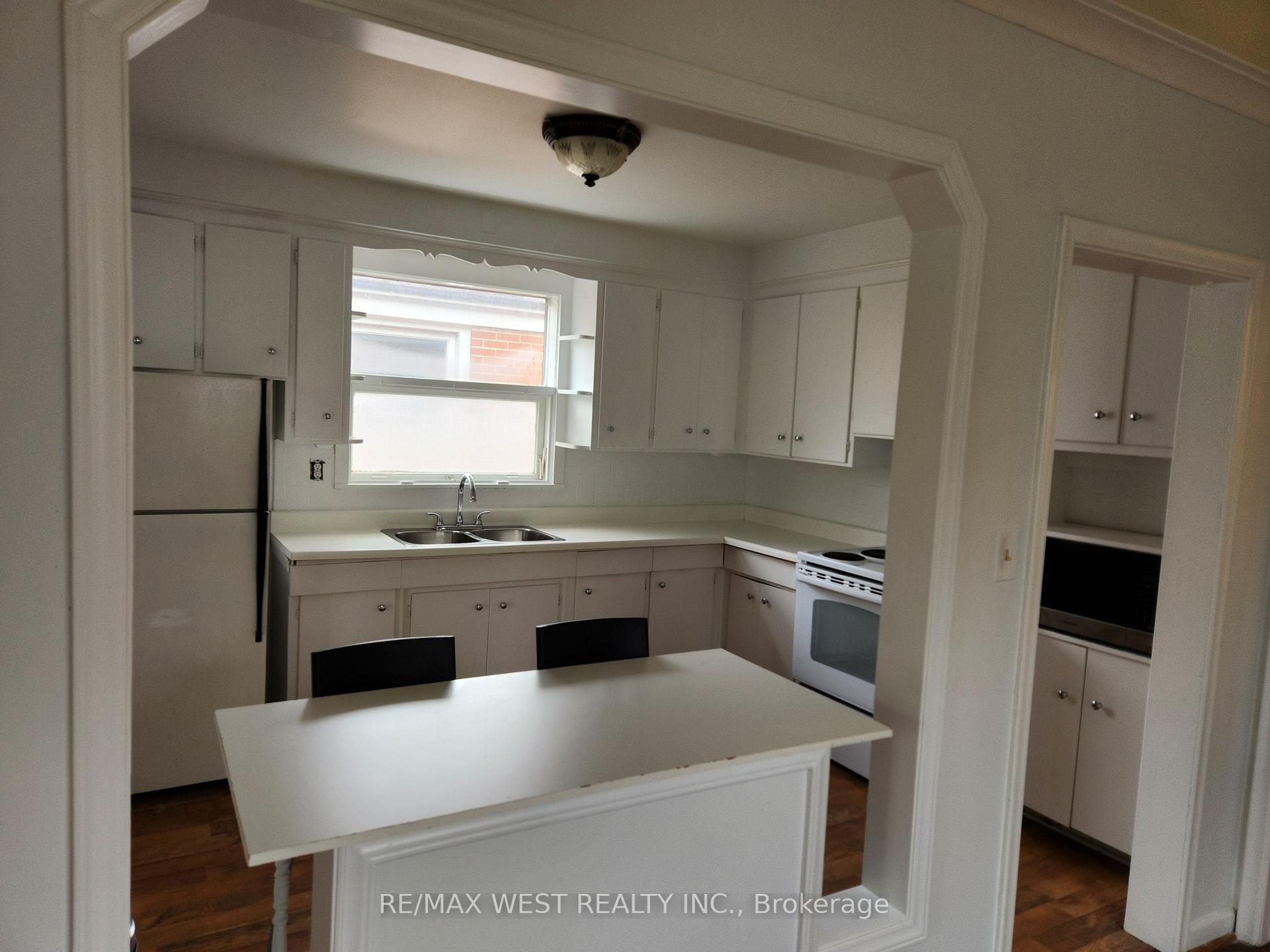 Photo 4 of Unit 3, 45 Clovelly Avenue, Toronto, Oakwood Village — HOMEH
