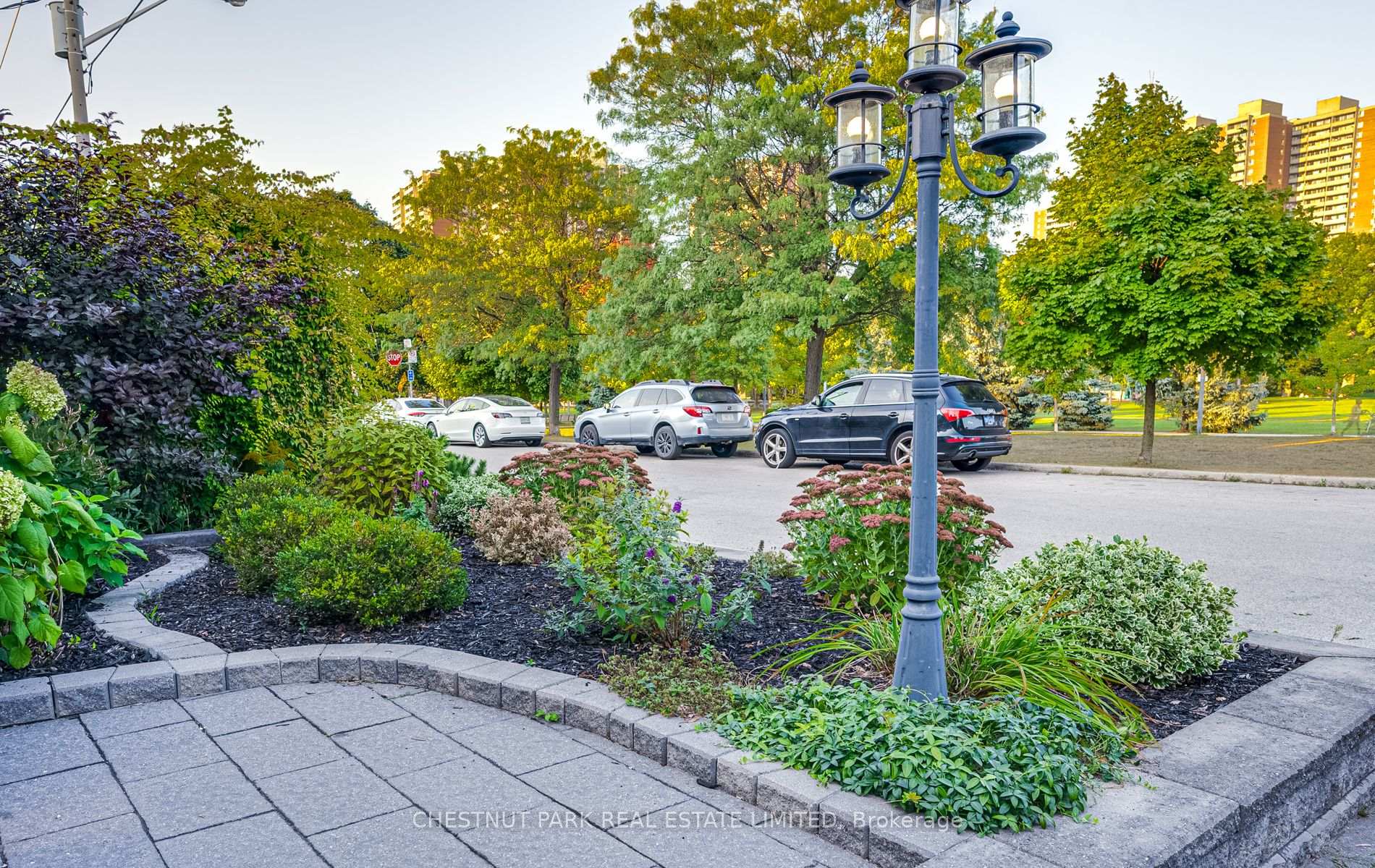 Photo 34 of 48 Avonlea Boulevard, Toronto, Crescent Town — HOMEH