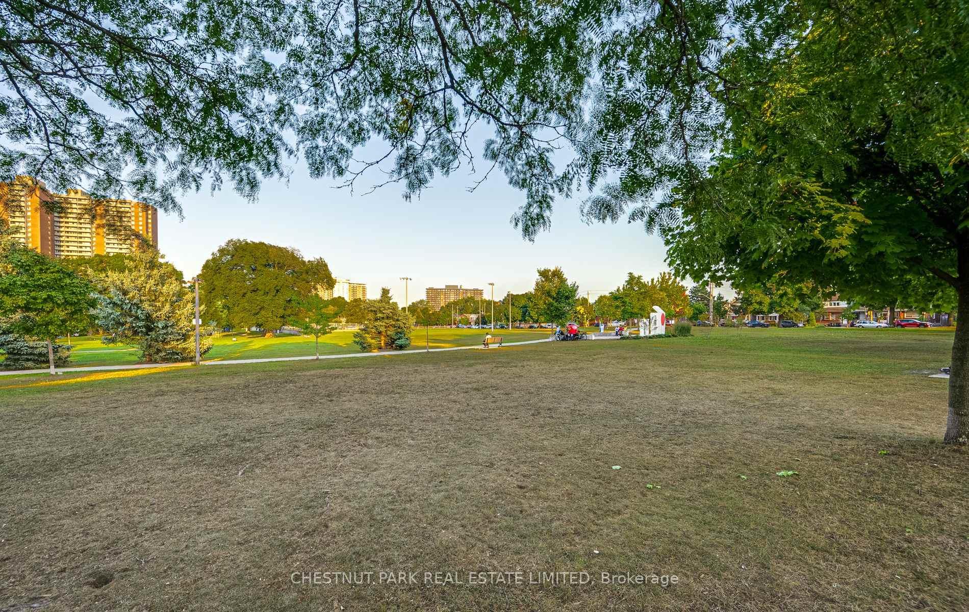 Photo 35 of 48 Avonlea Boulevard, Toronto, Crescent Town — HOMEH