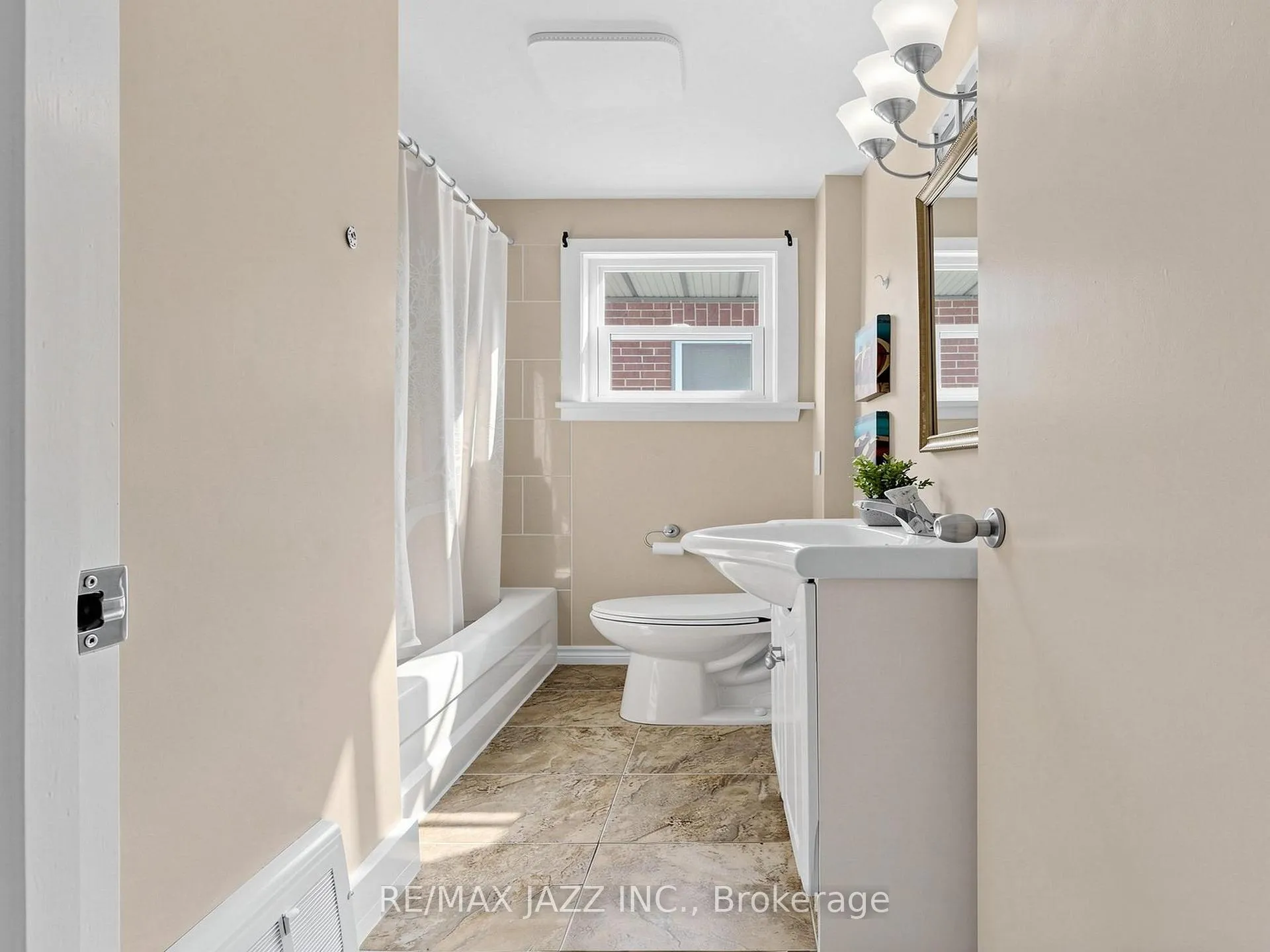Photo 12 of 254 Wilson Road S, Oshawa, Central — HOMEH