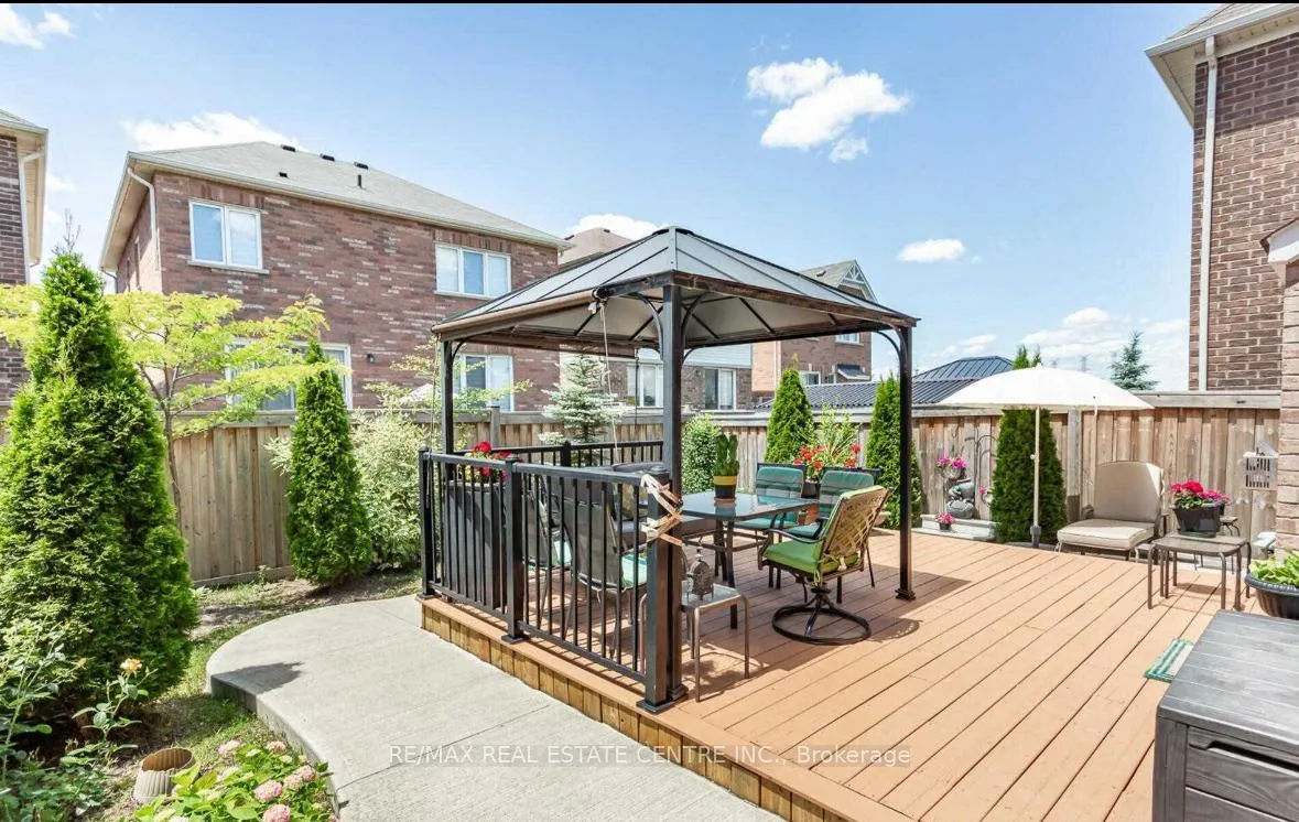 Photo 10 of 304 Trudeau Drive E, Milton, Clarke — HOMEH