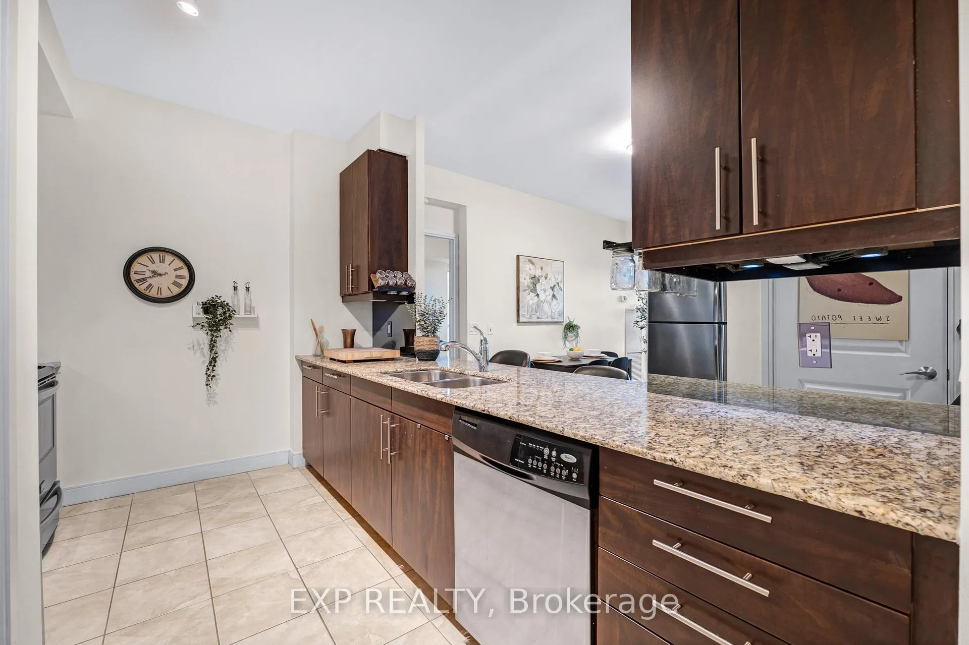 Photo 4 of Unit 1102, 88 Broadway Avenue, Toronto, Mount Pleasant West — HOMEH