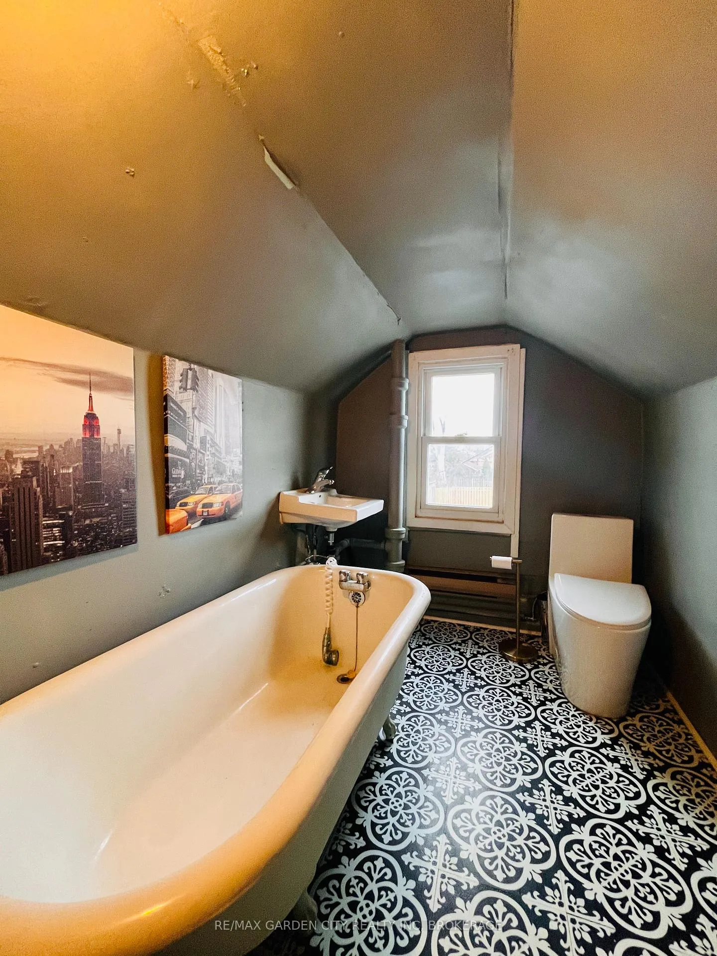 Photo 10 of 515 Rennie Street, Hamilton, Parkview — HOMEH