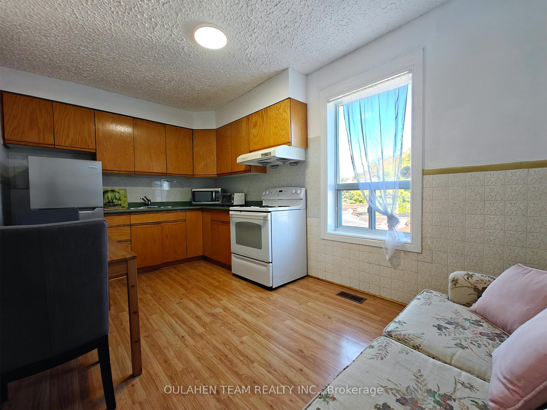 Photo 5 of Unit C, 675 Bathurst Street, Toronto, University — HOMEH