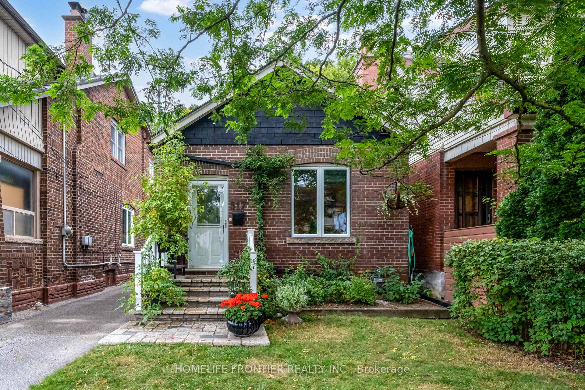 Photo 1 of 517 Main Street, Toronto, Woodbine-Lumsden — HOMEH