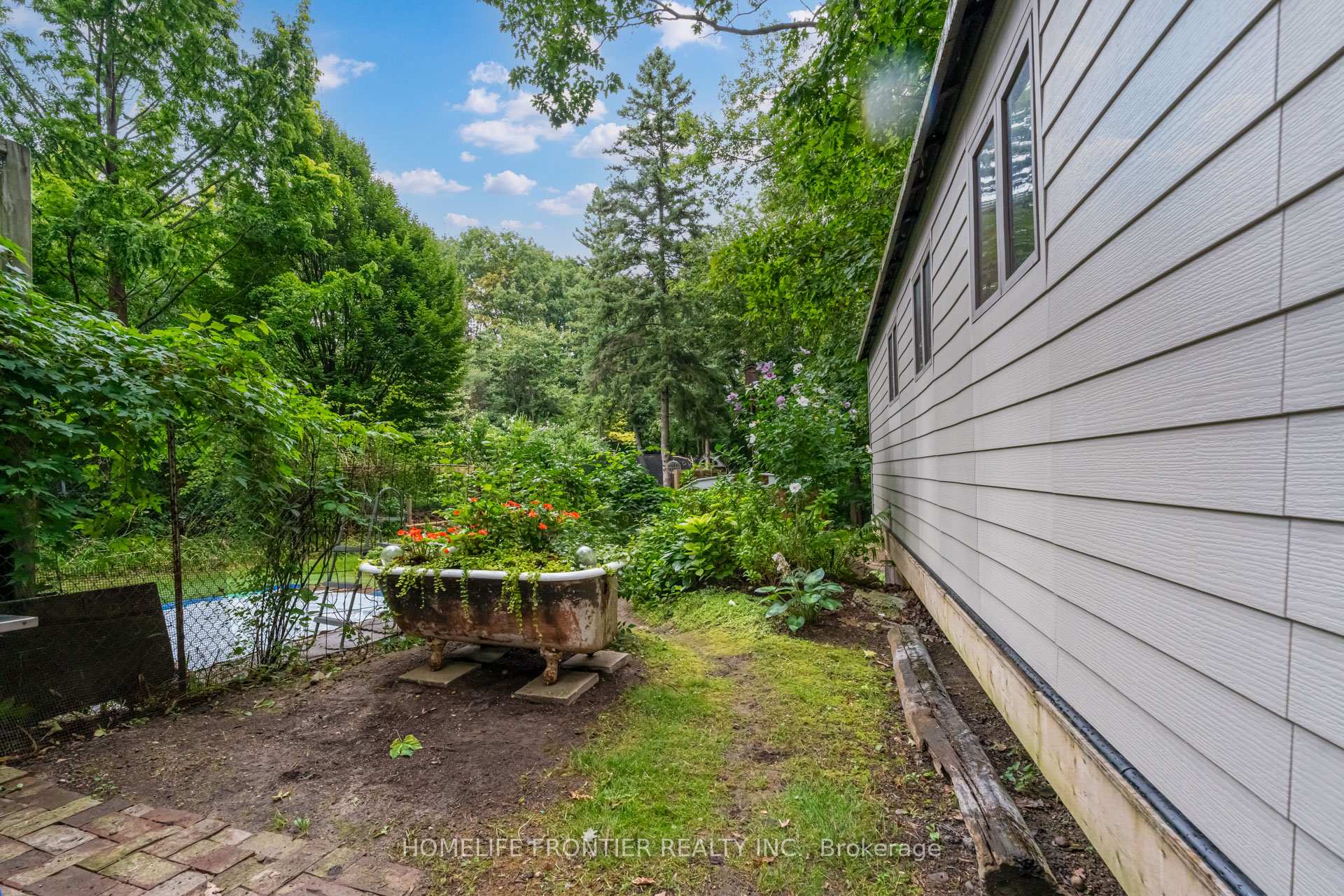 Photo 33 of 517 Main Street, Toronto, Woodbine-Lumsden — HOMEH