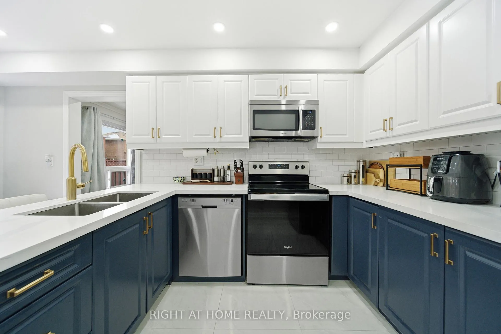 Photo 9 of 44 Forrester Drive, Brampton, Fletcher's West — HOMEH