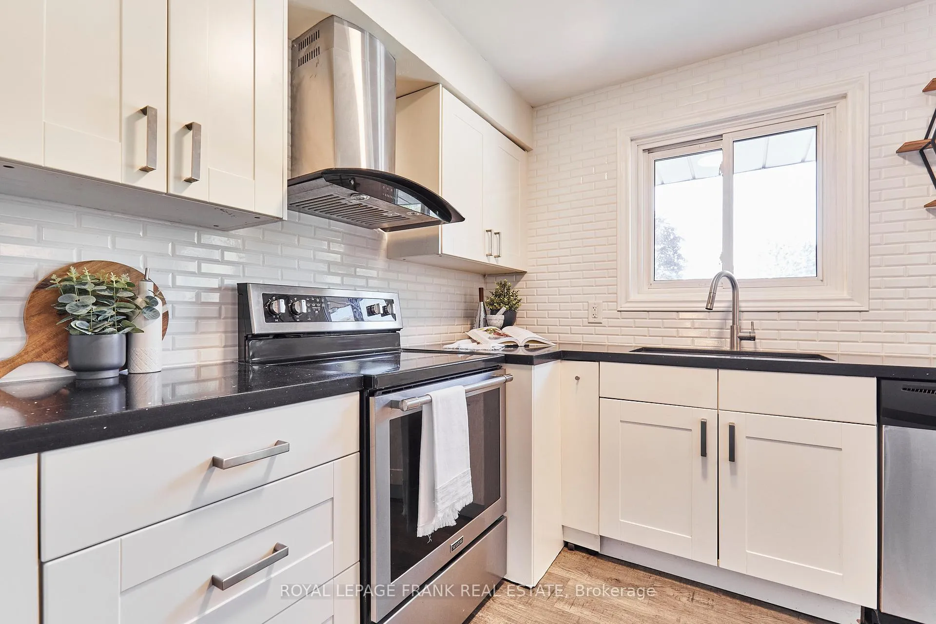 Photo 4 of 432 Park Road N, Oshawa, McLaughlin — HOMEH