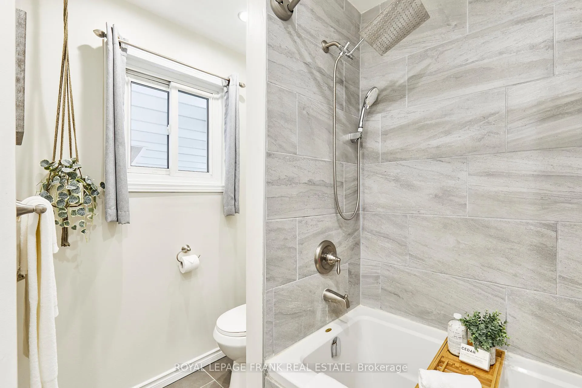 Photo 25 of 432 Park Road N, Oshawa, McLaughlin — HOMEH