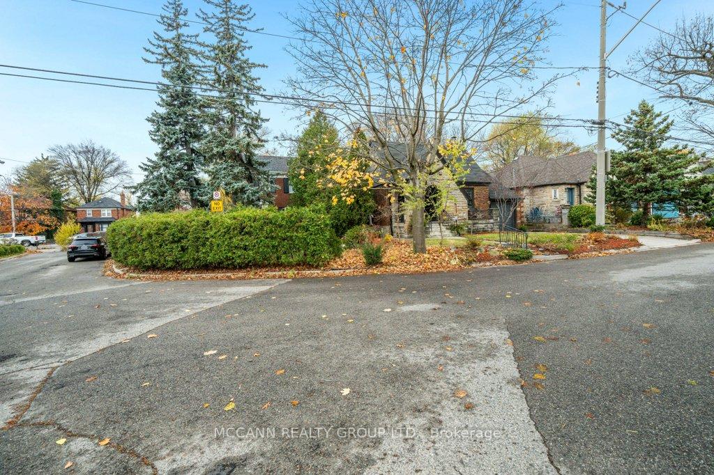 Photo 5 of 4 Four Oaks Gate, Toronto, East York — HOMEH