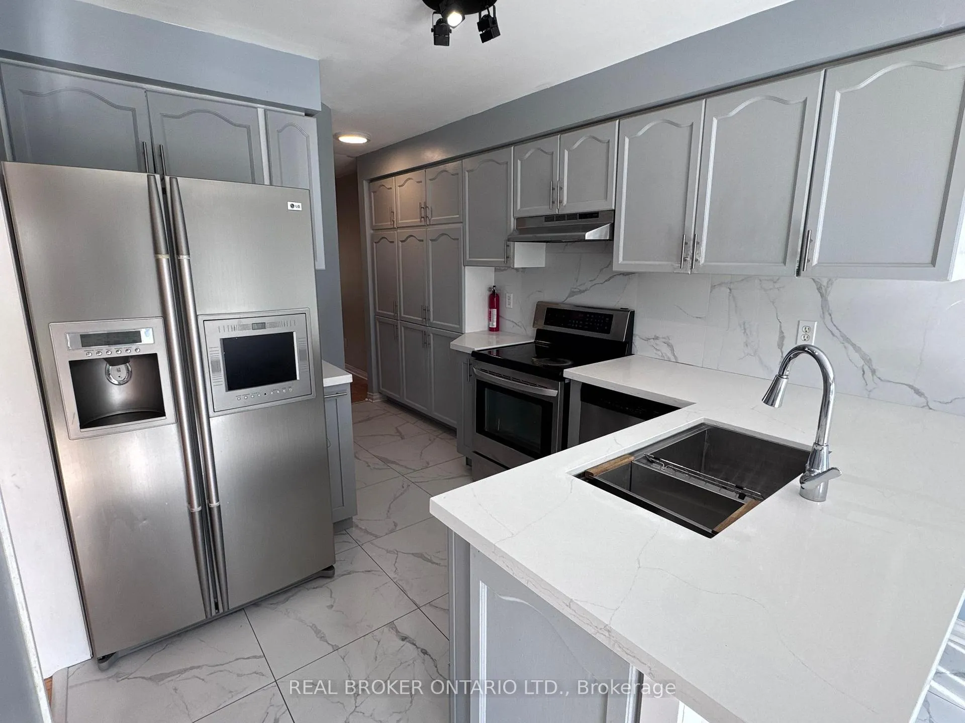 Photo 6 of Unit Main Unit, 80 Redfinch Way, Brampton, Fletcher's Meadow — HOMEH