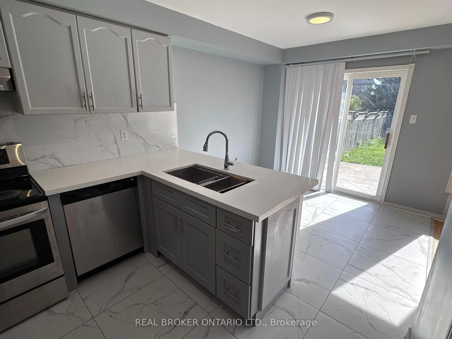 Photo 7 of Unit Main Unit, 80 Redfinch Way, Brampton, Fletcher's Meadow — HOMEH