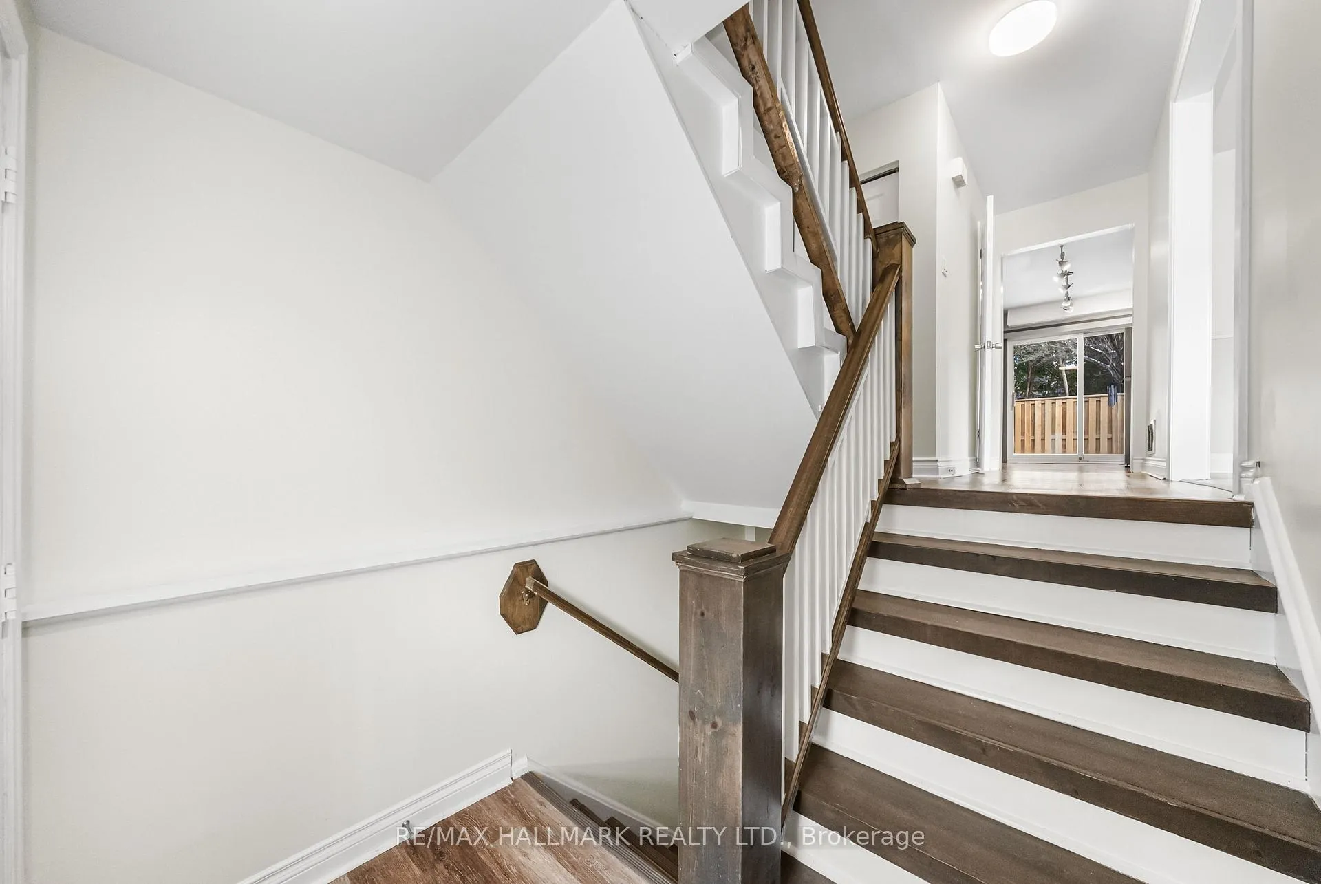 Photo 3 of 11 Tangle Briar Way, North York, Bayview Village — HOMEH