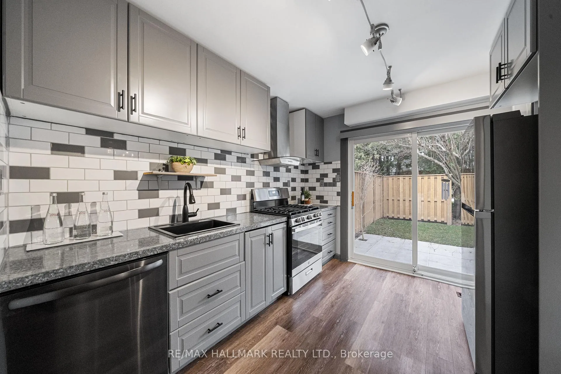 Photo 8 of 11 Tangle Briar Way, North York, Bayview Village — HOMEH