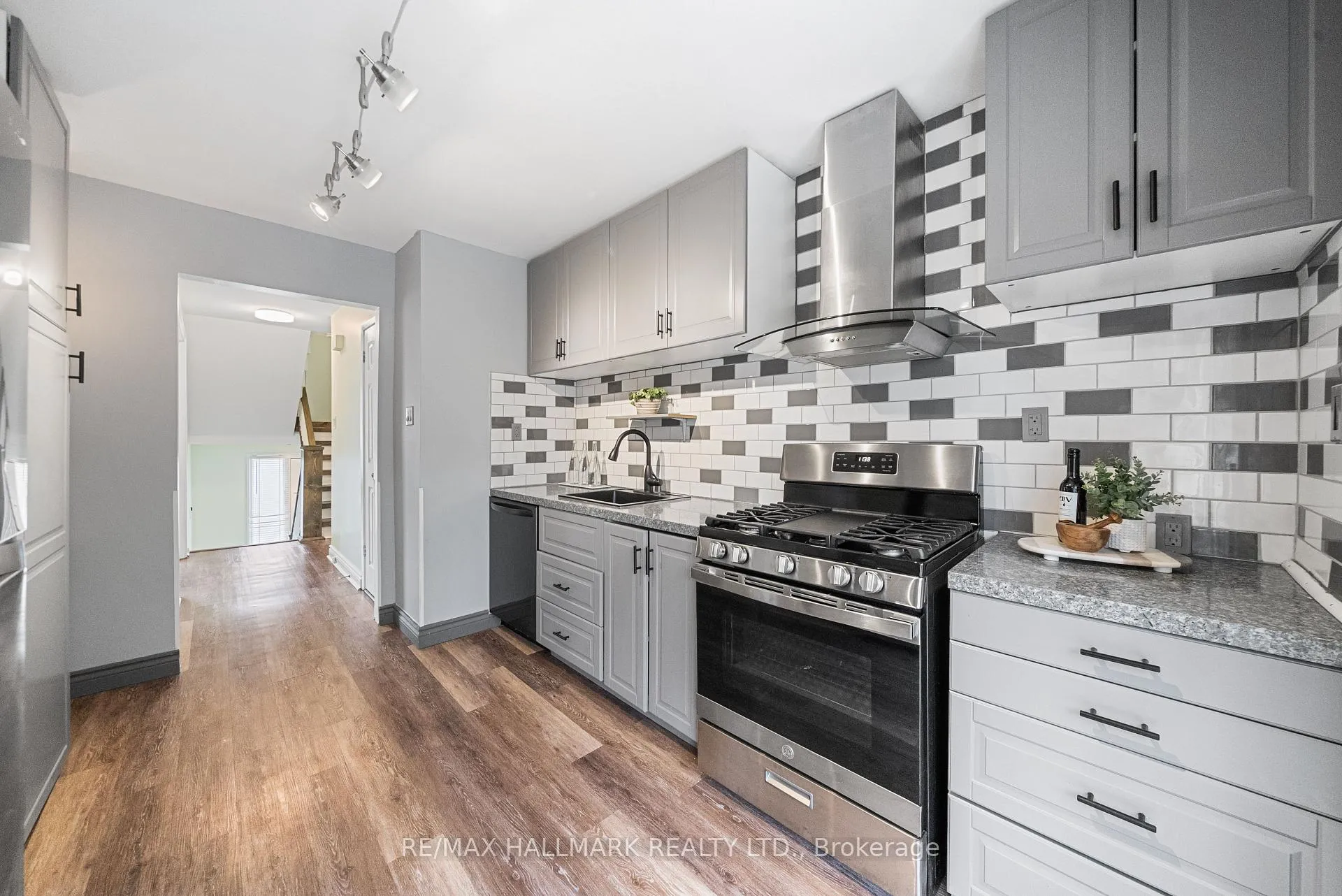 Photo 9 of 11 Tangle Briar Way, North York, Bayview Village — HOMEH