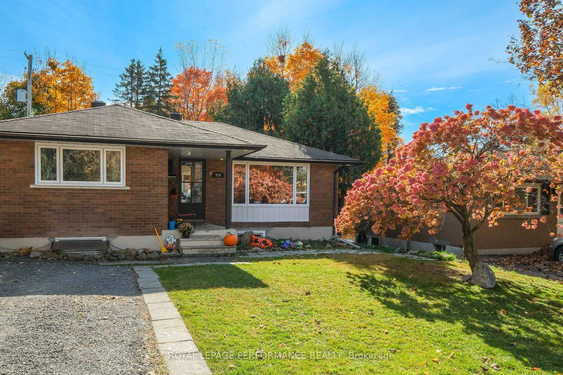 Front of Unit B, 926 Charleswood Avenue