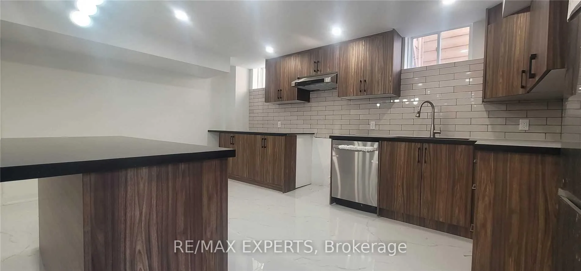 Photo 3 of Unit Bsmt, 159 Ross Vennare Crescent, Vaughan, Kleinburg — HOMEH