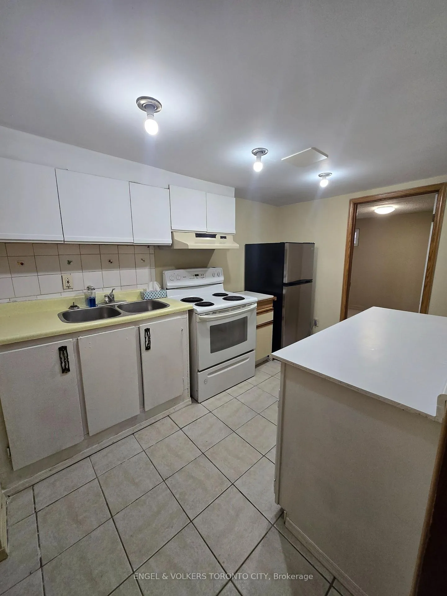 Photo 2 of Unit B, 14 Richardson Drive, Aurora, Aurora Highlands — HOMEH