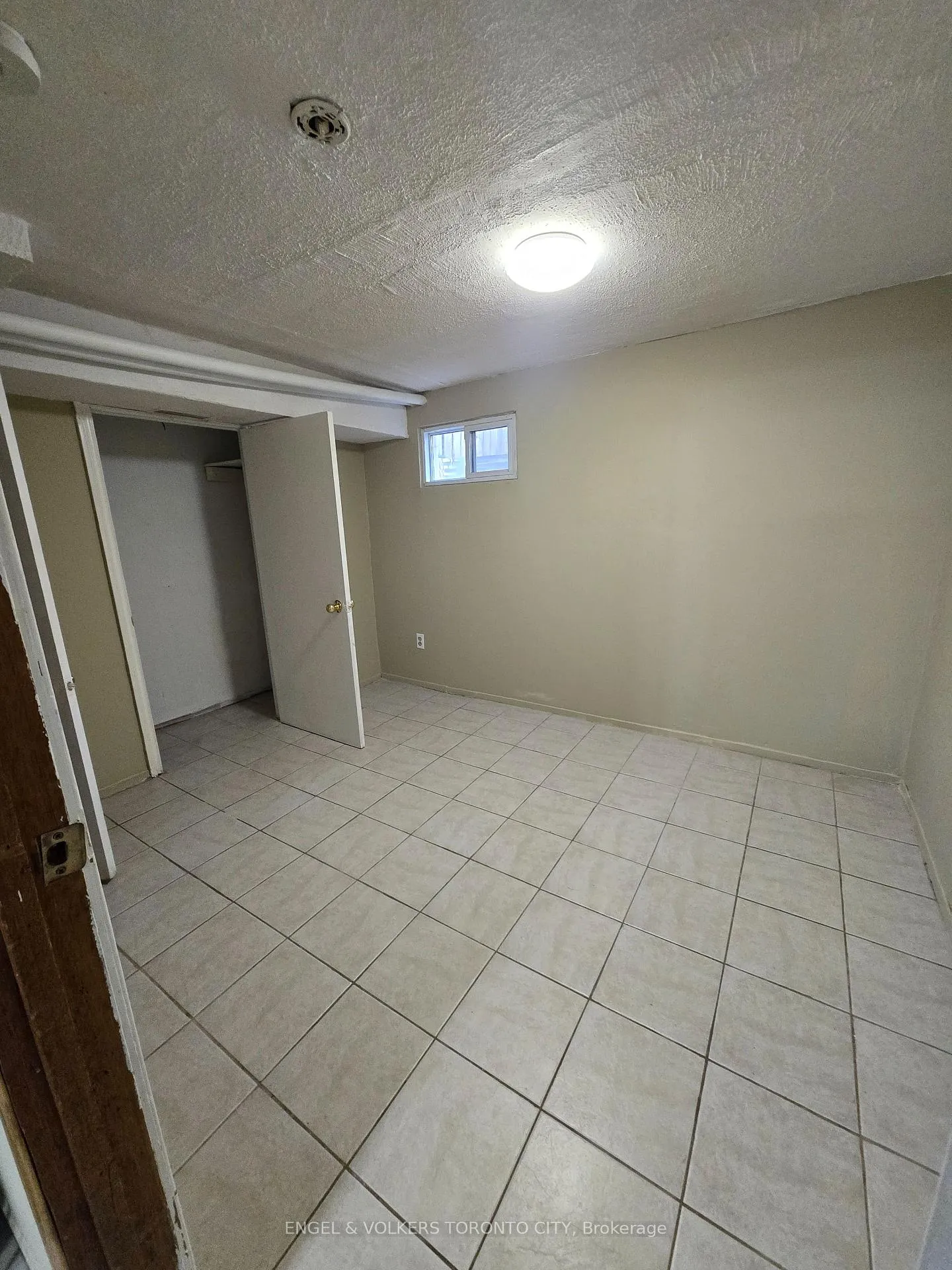 Photo 4 of Unit B, 14 Richardson Drive, Aurora, Aurora Highlands — HOMEH